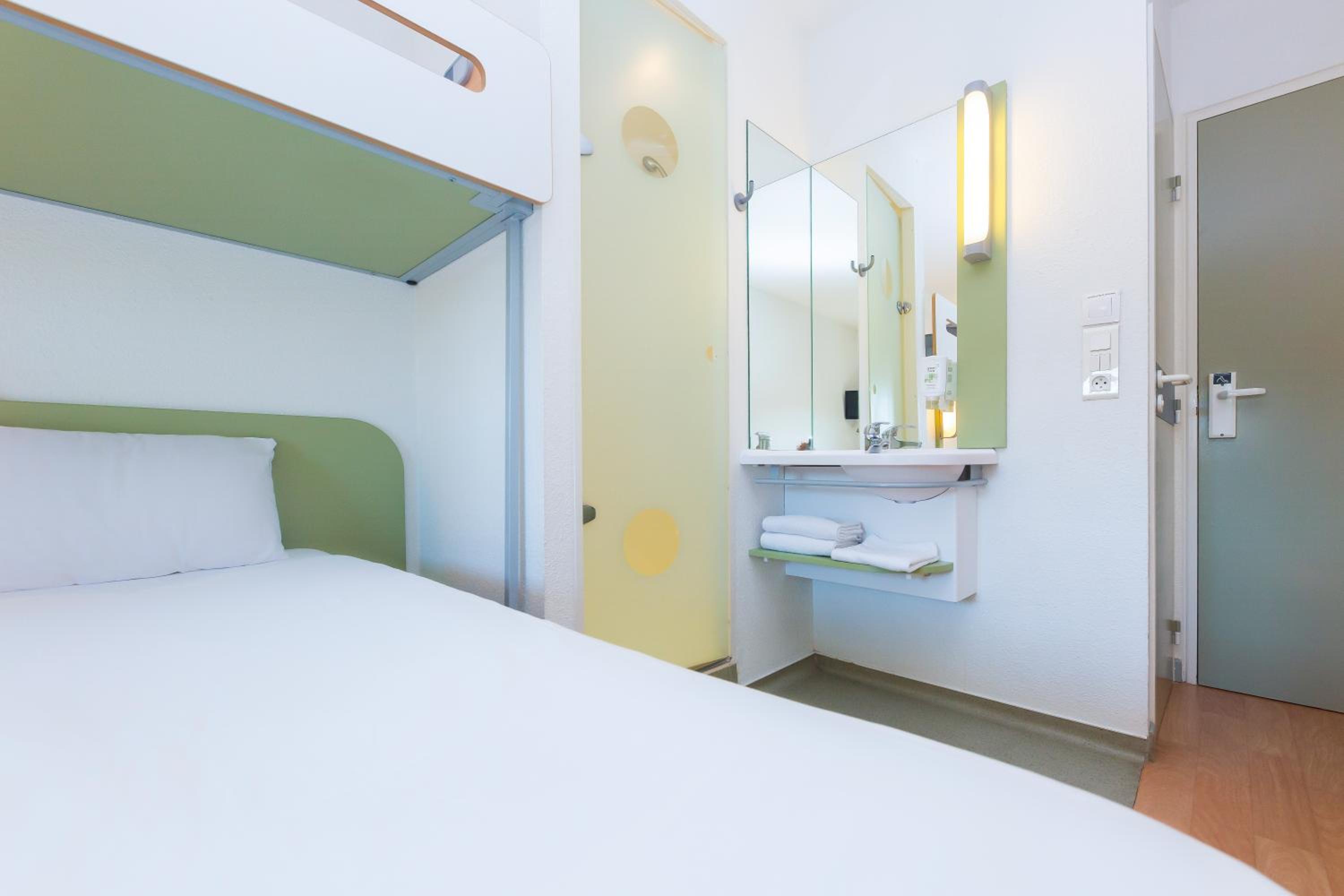 Triple Room with Bunk Bed photo 1