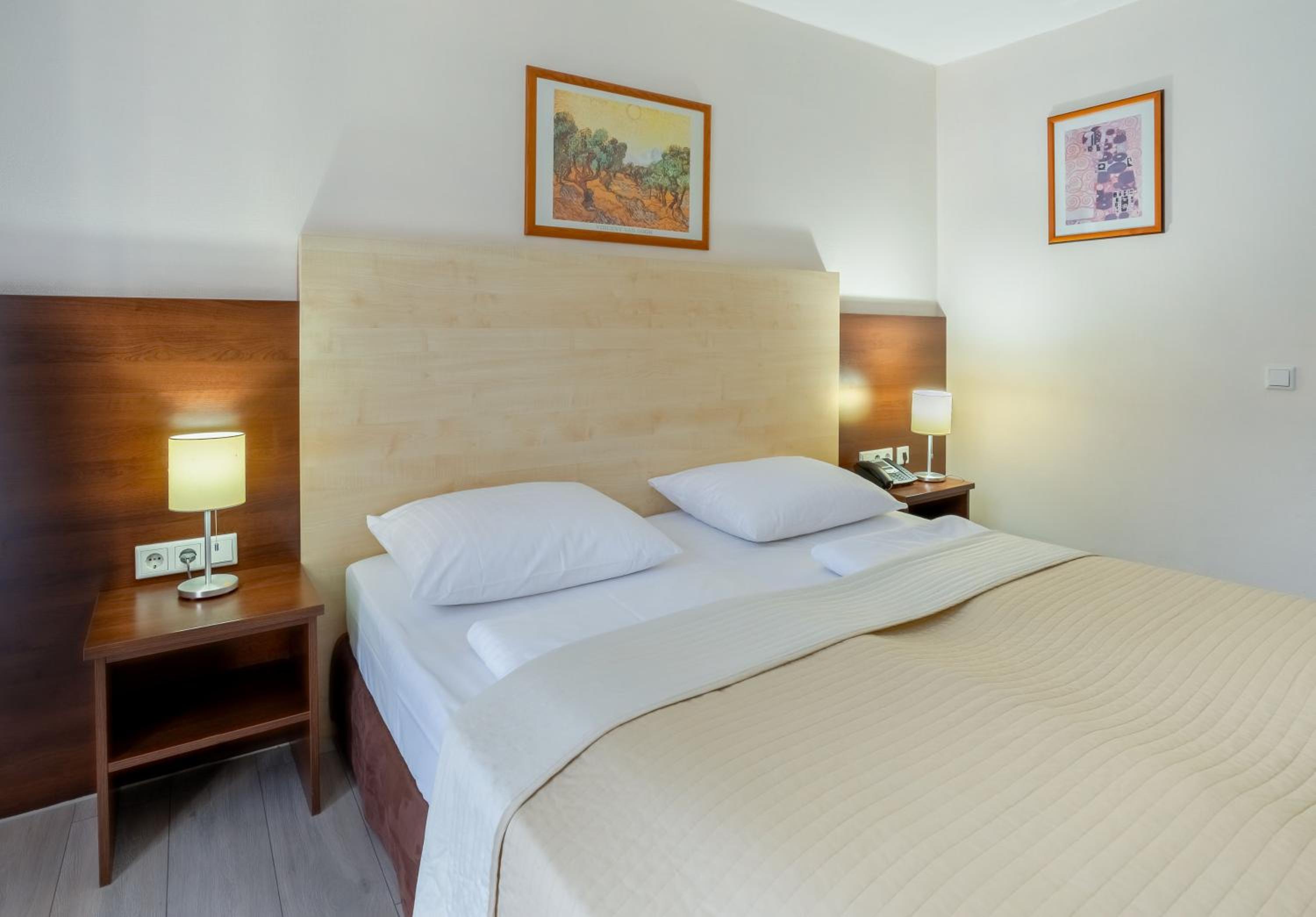 Twin Room thumbnail 6