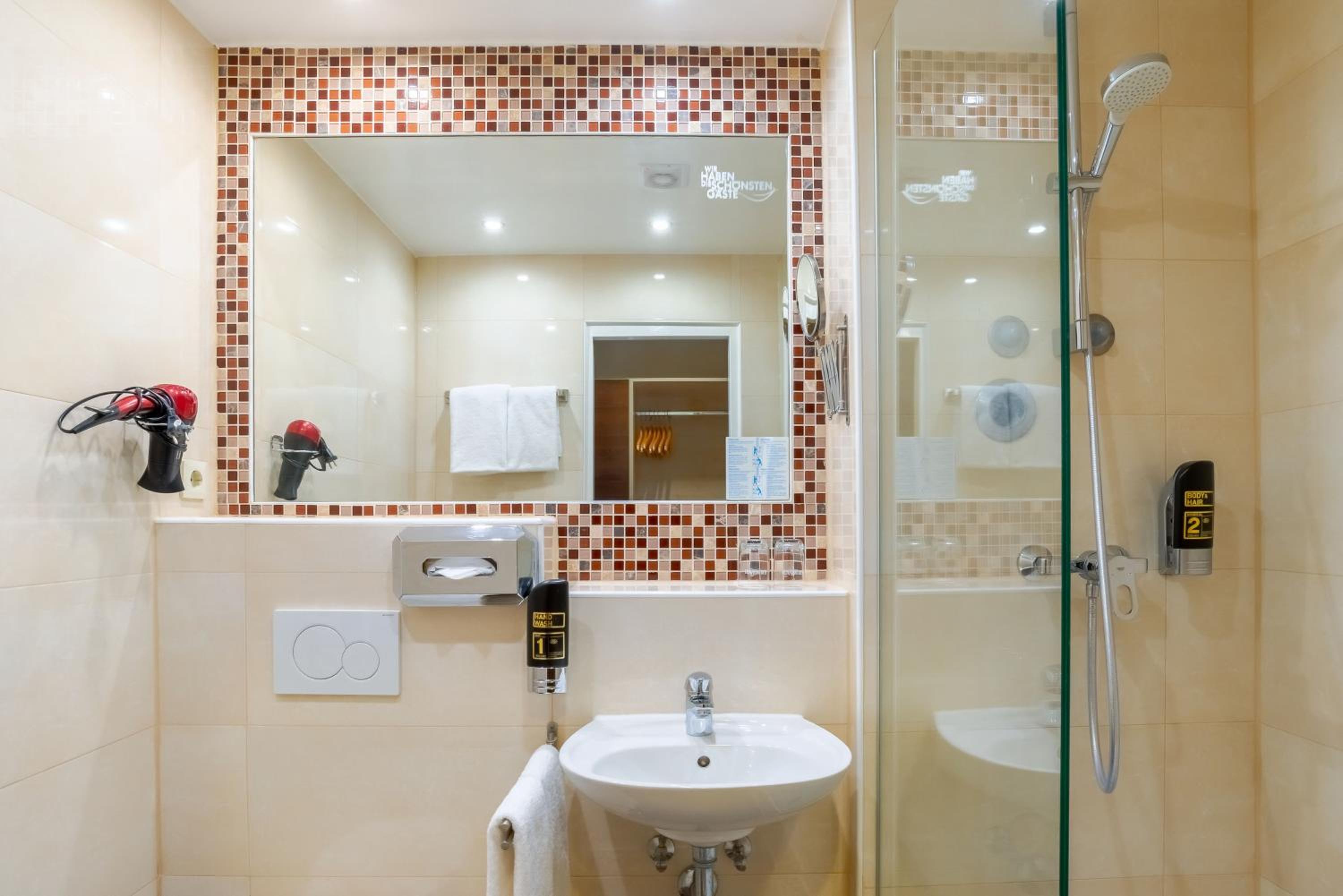 Twin Room thumbnail 5
