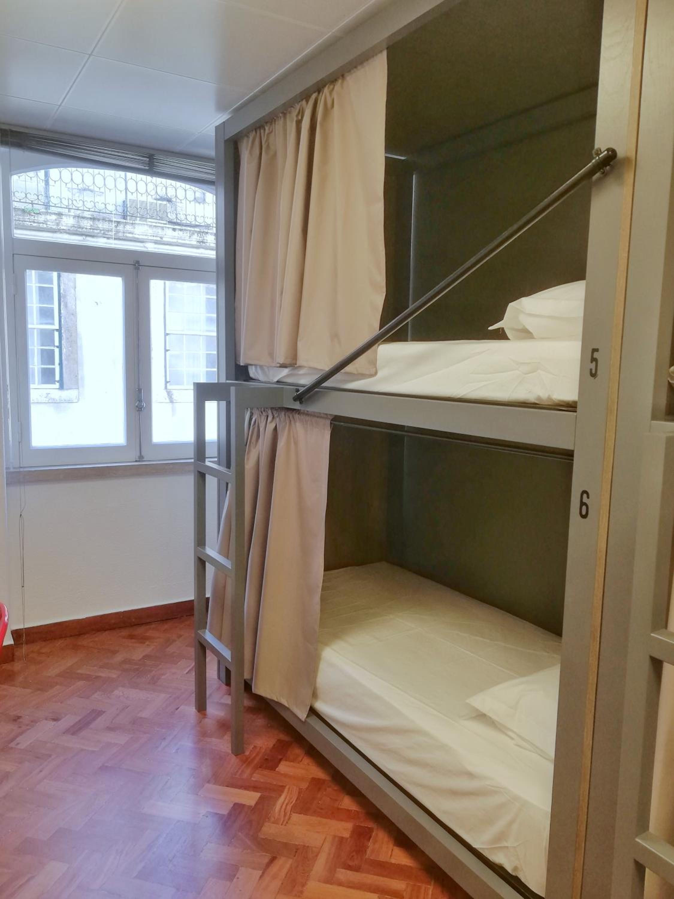 Bed in 6-Bed Mixed Dormitory Room photo 3