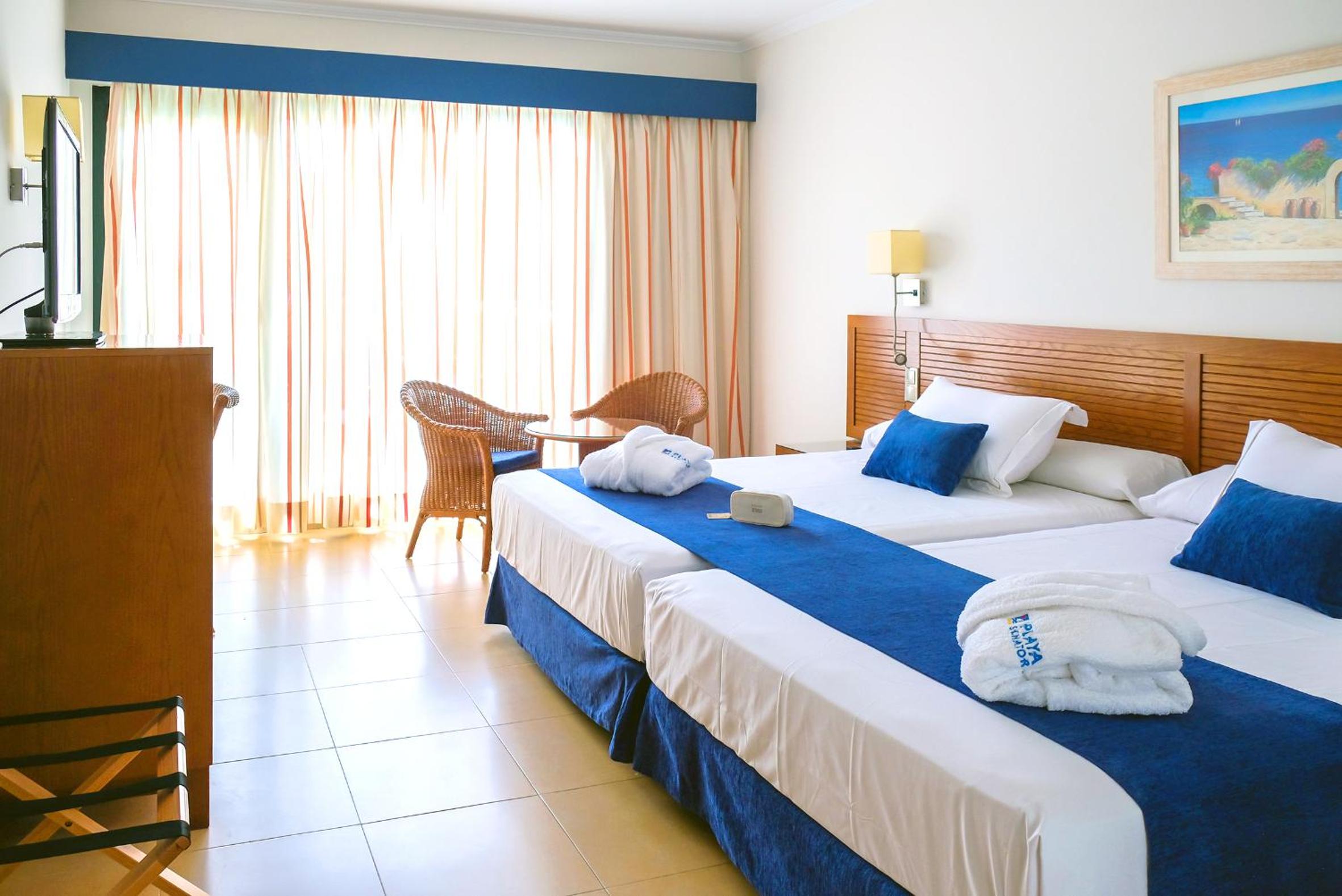 Habitación Doble con Vista al Mar (2 Adultos + 1 Niño)