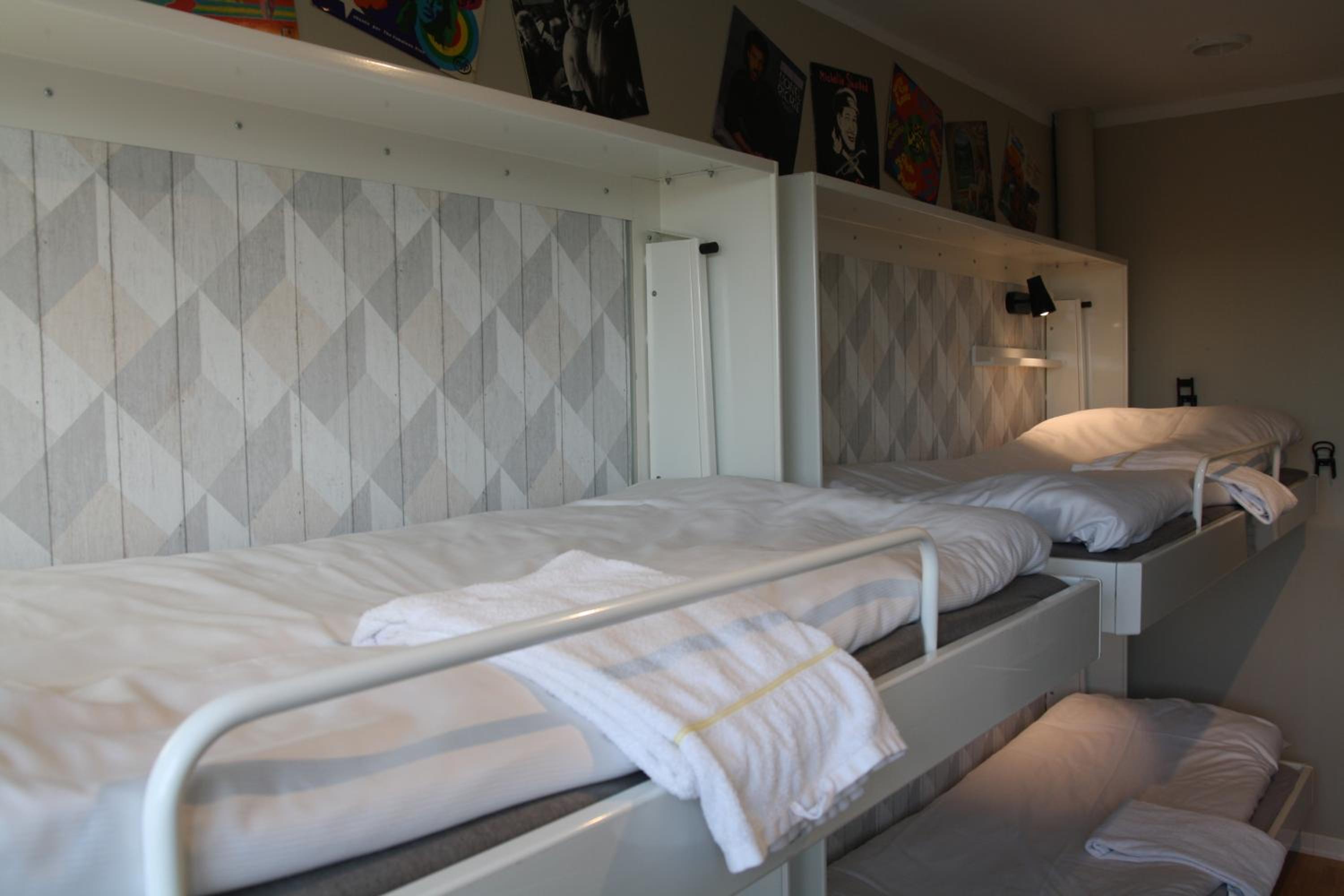 Bed in 6-Bed Male Dormitory Room photo 3