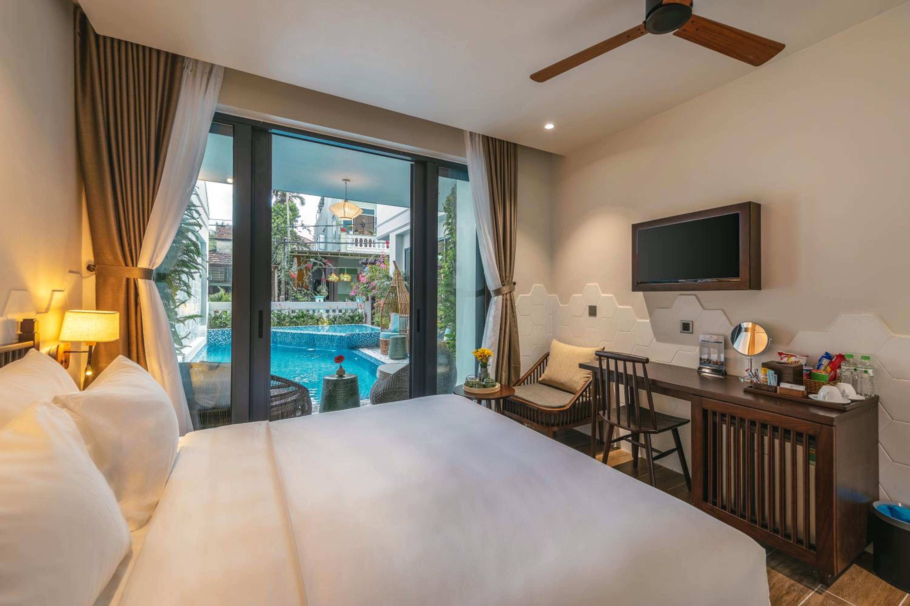 Premier King Suite with Pool View