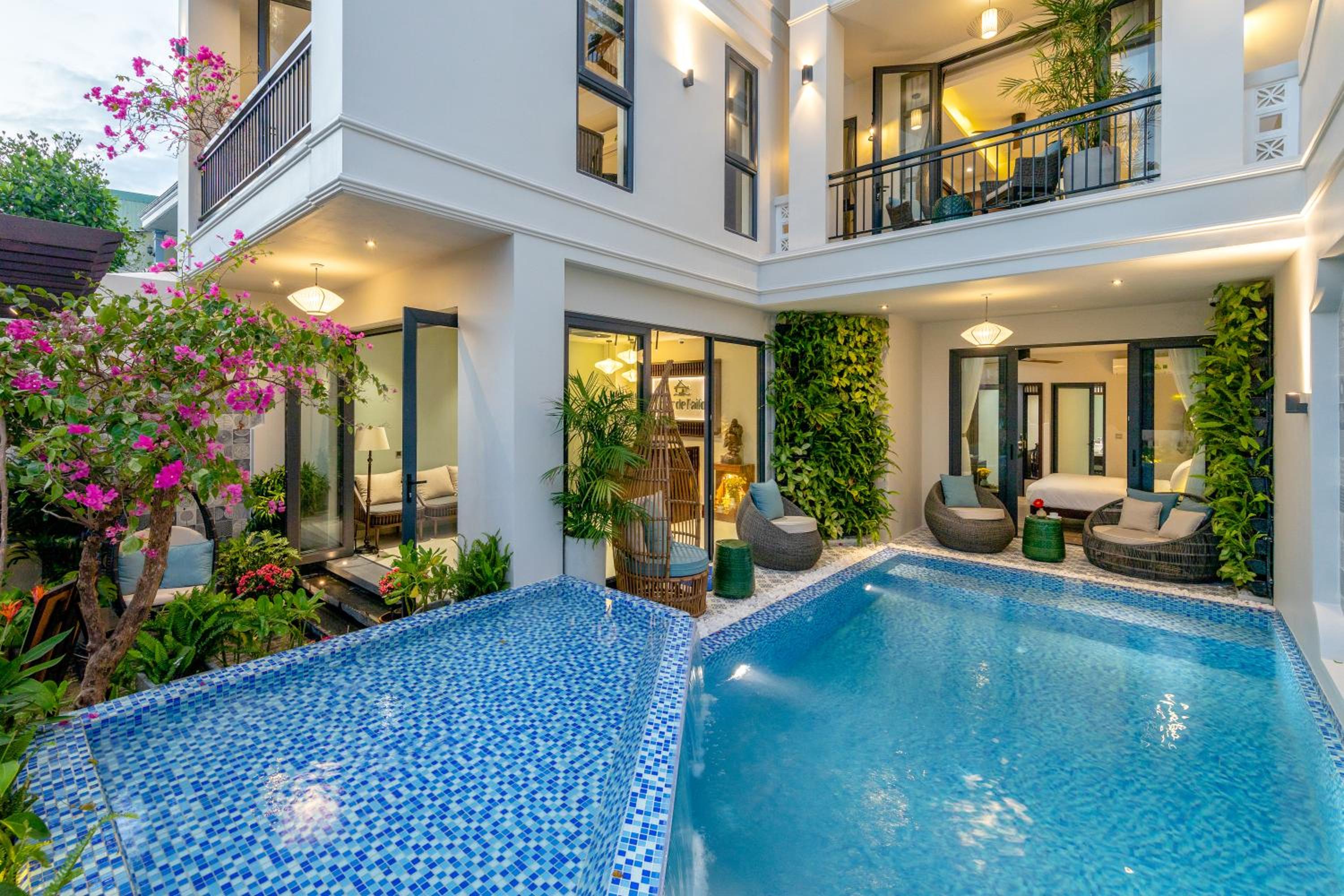 Twin Room with Balcony - Photo 15