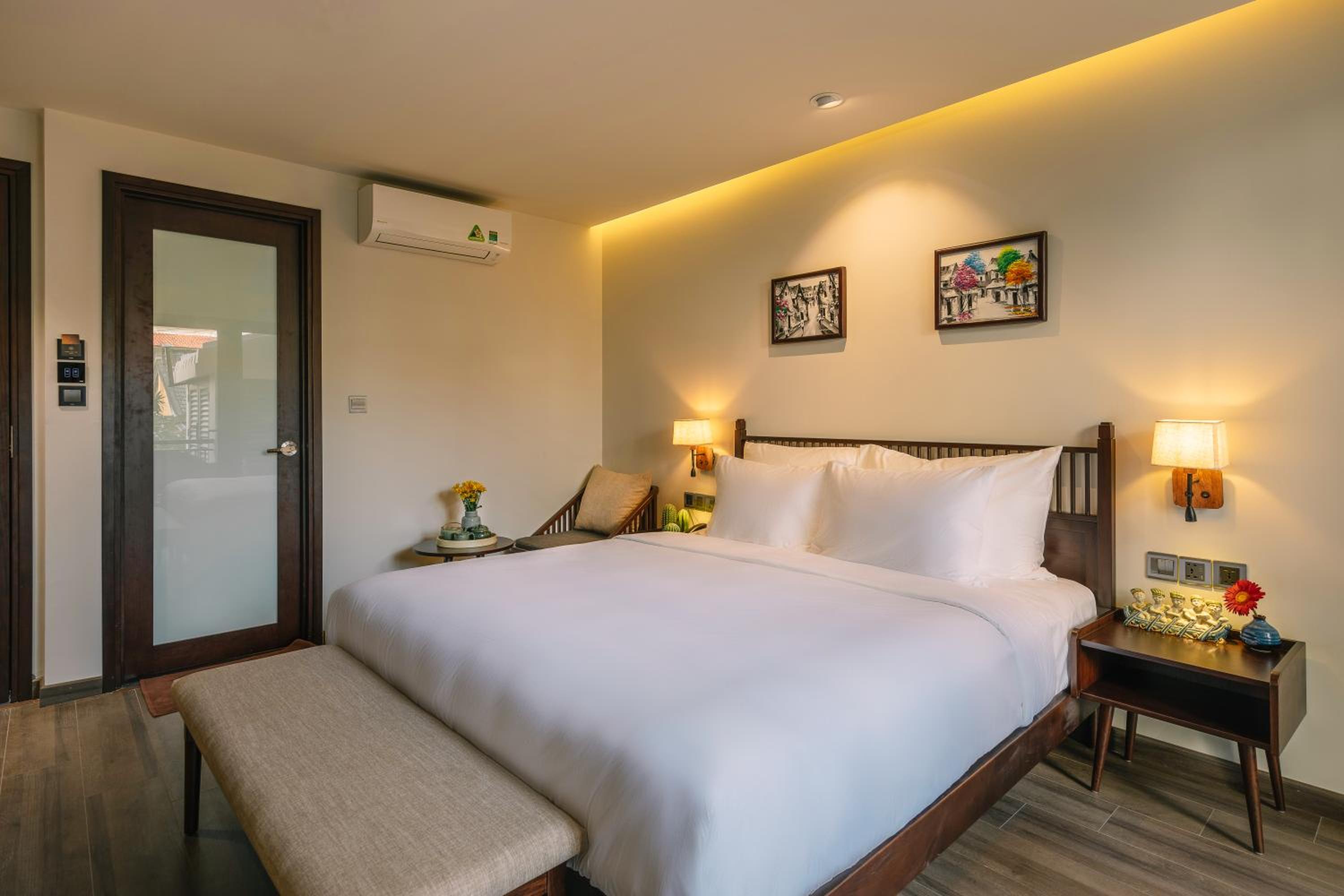 King Suite with Balcony - 1 year voucher to freely change your stay date - Photo 8