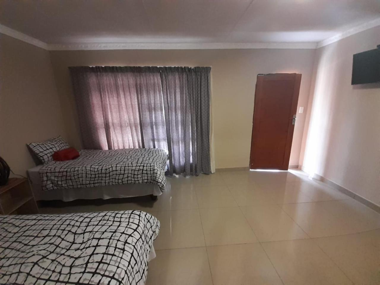 Budget Twin Room photo 3
