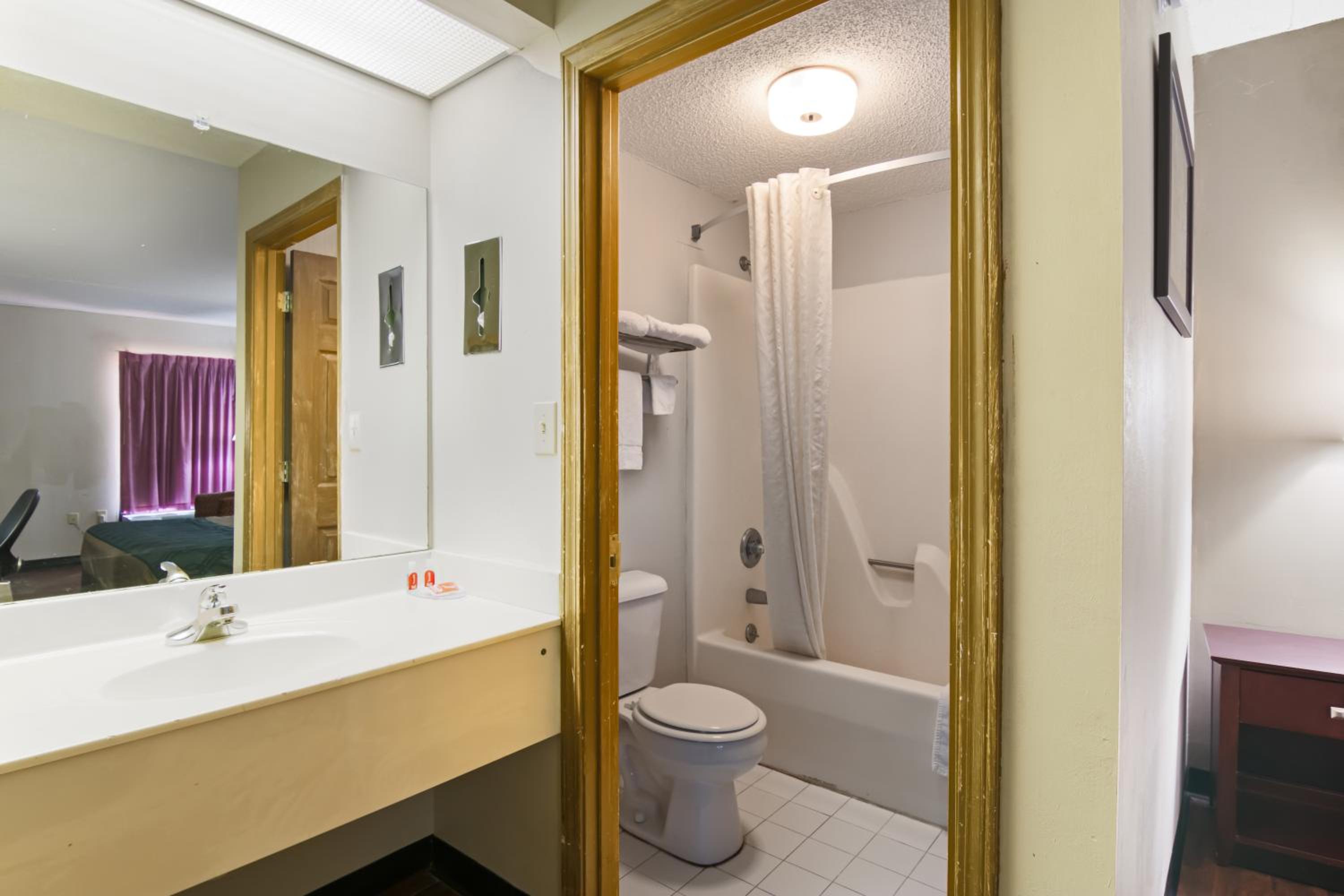 King Room - Non-Smoking - Photo 2