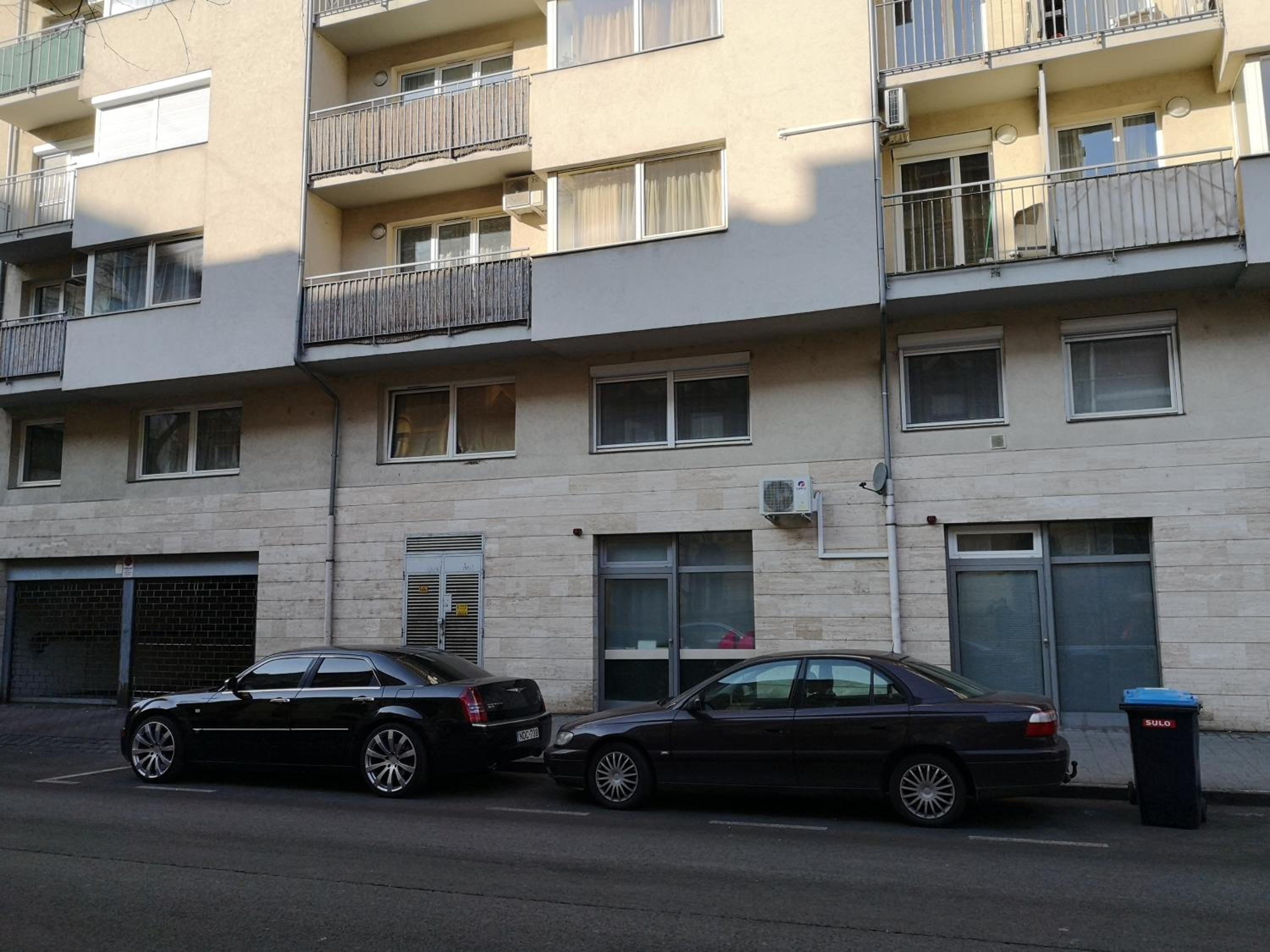 One-Bedroom Apartment - Photo 2