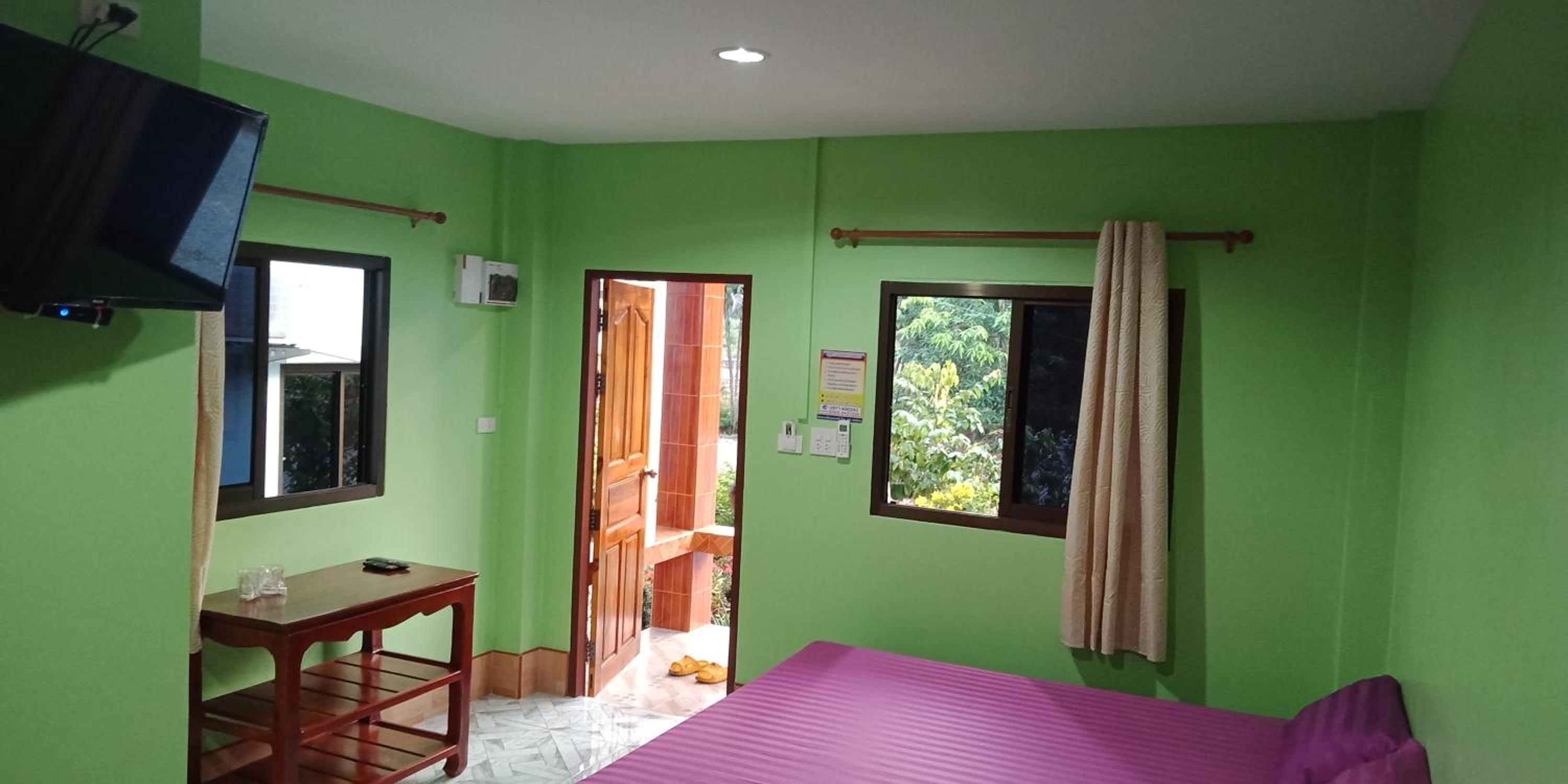 Quadruple Room with Private Bathroom - Photo 28