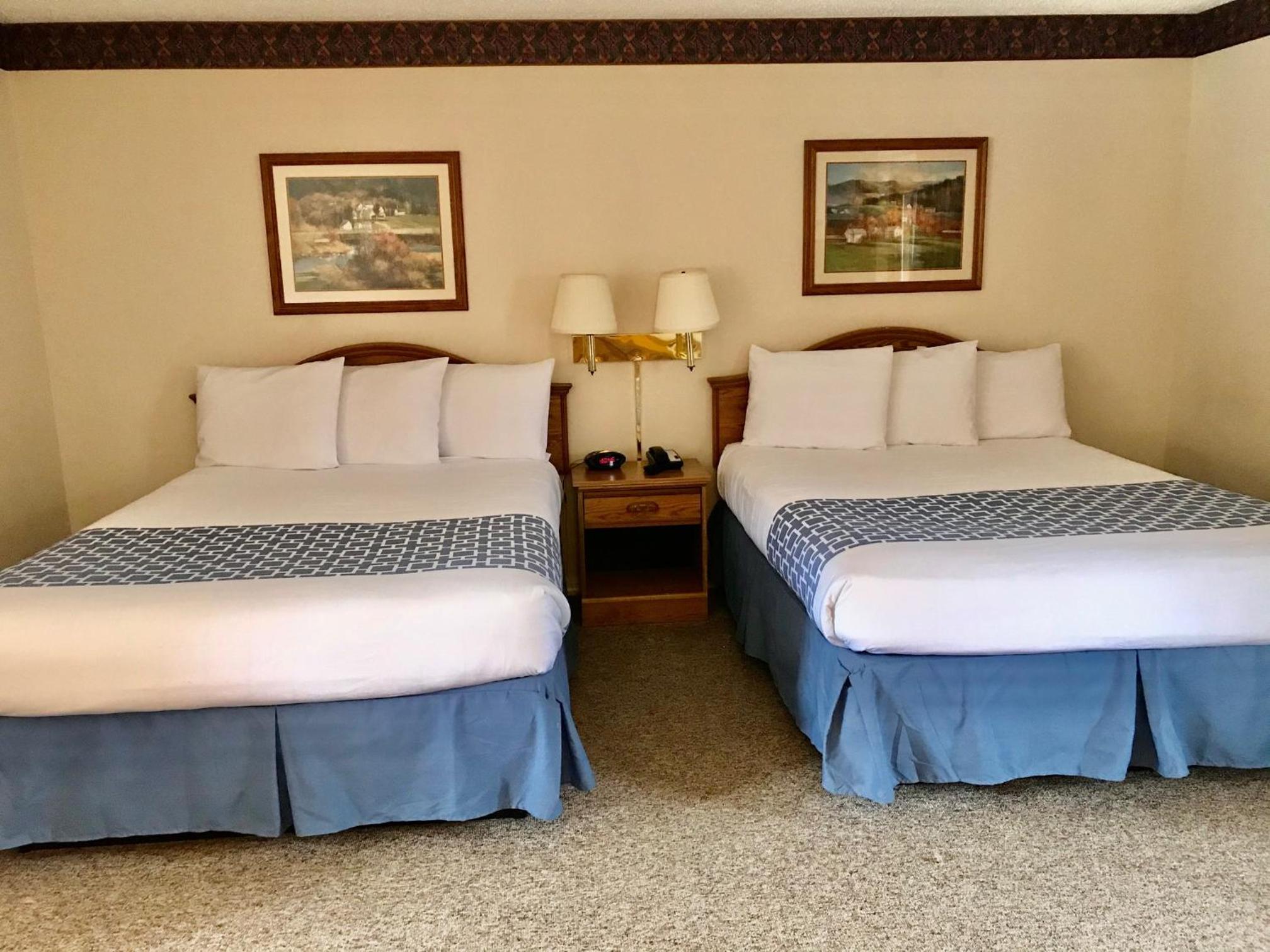 Queen Room with Two Queen Beds Creekside photo 1