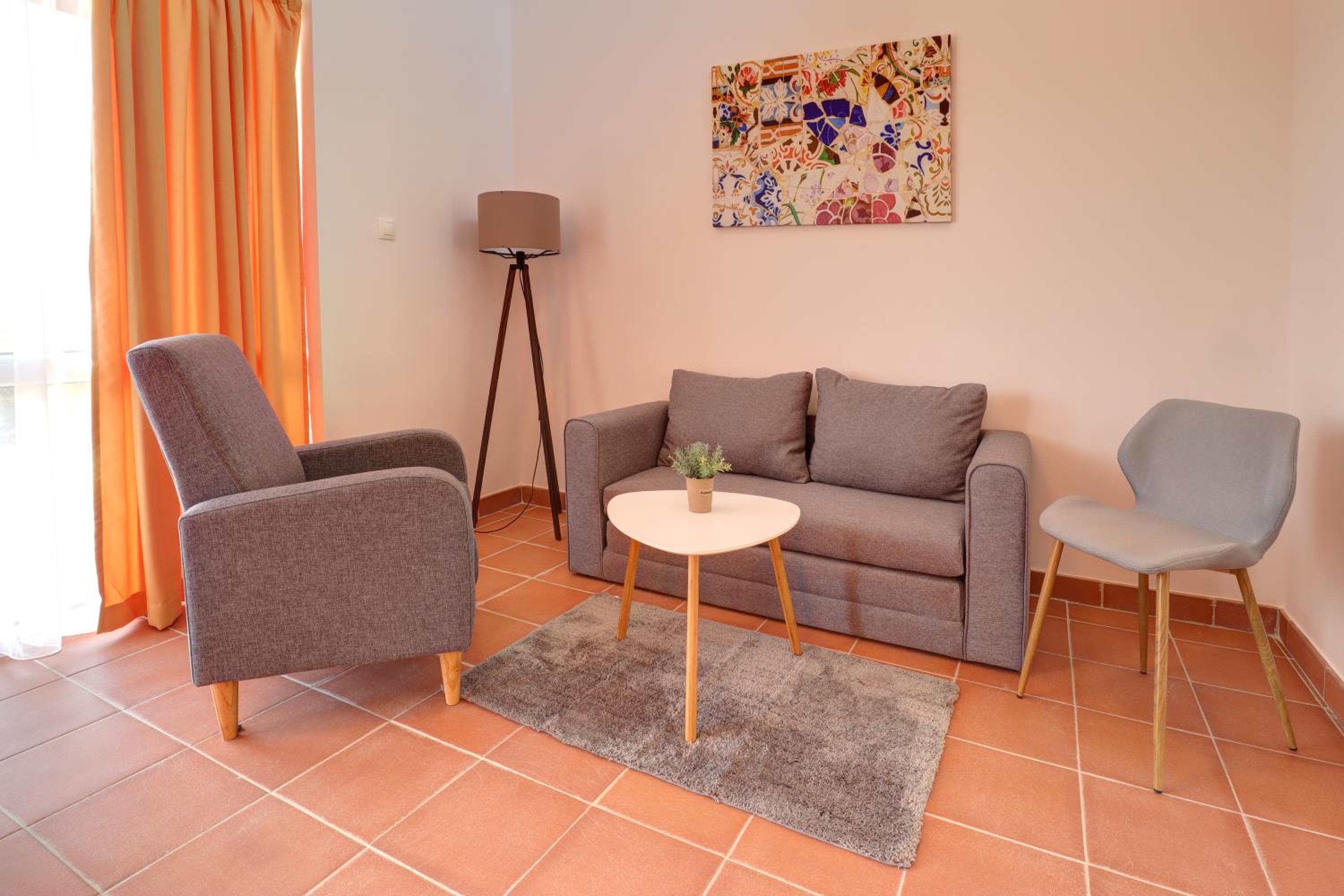 One-Bedroom Apartment  photo 2
