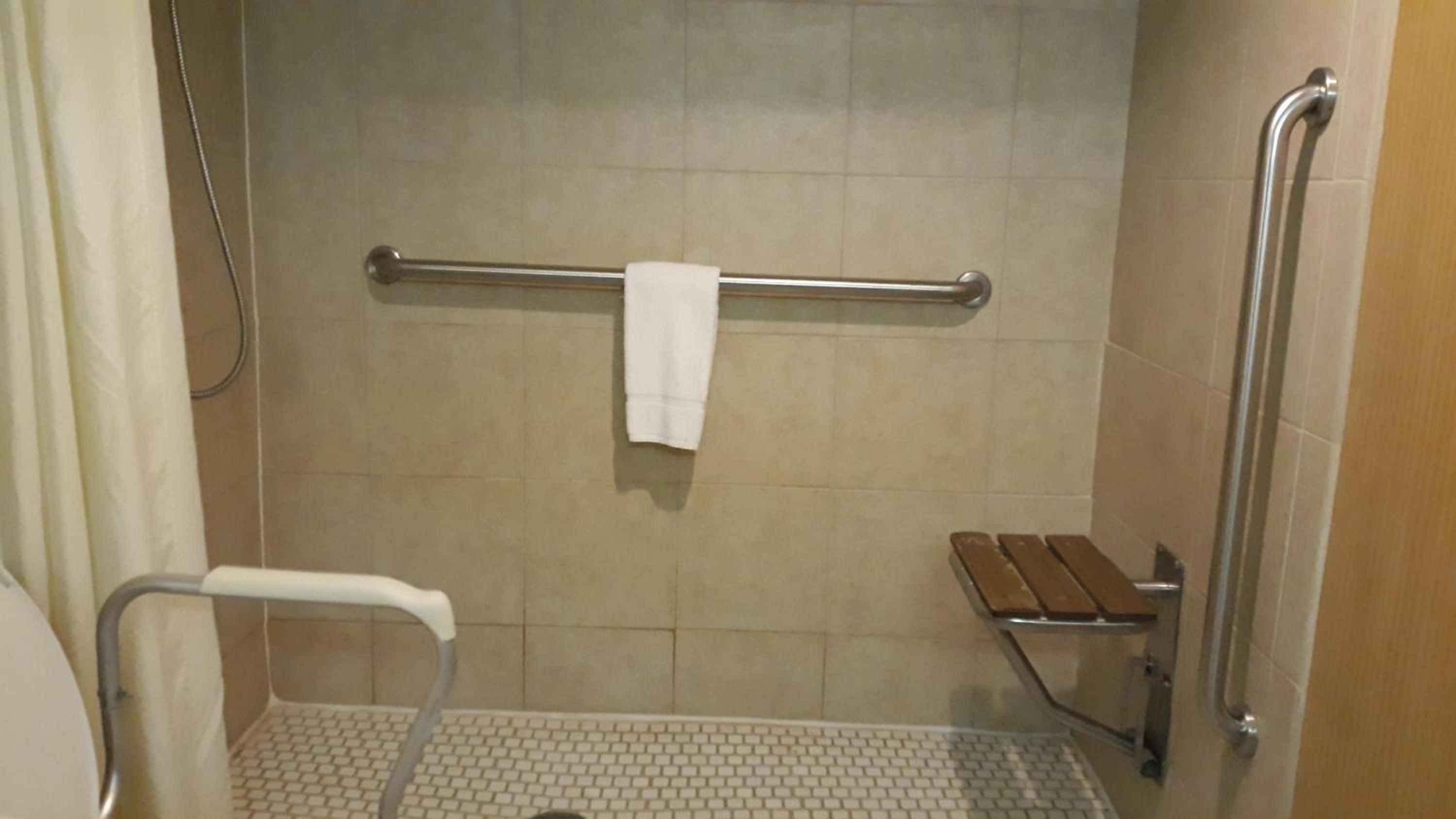 Queen Room with Two Queen Beds - Mobility Access/Non-Smoking - Photo 4