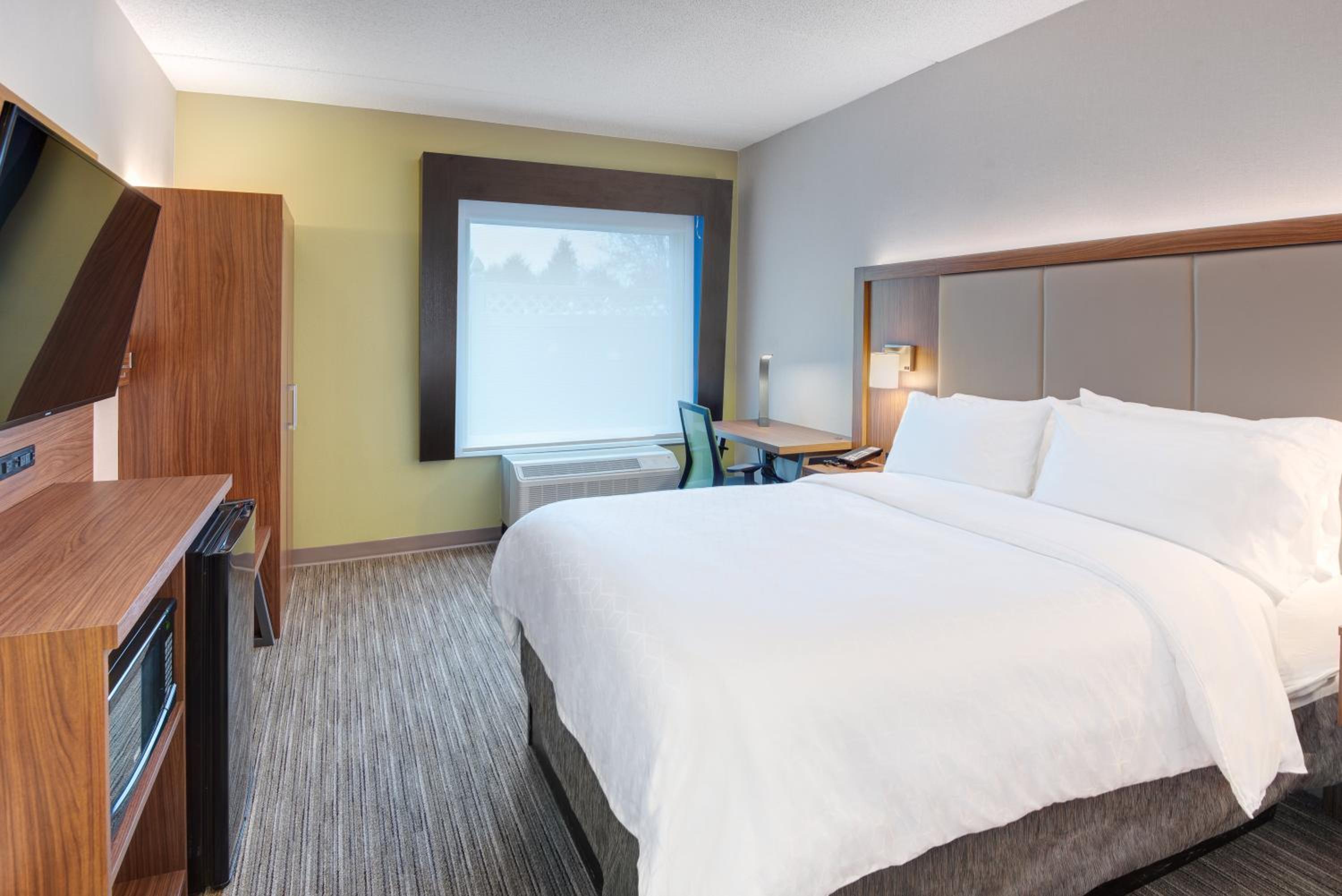 Double Room with Roll In Shower - Mobility Accessible/ Non- Smoking - Photo 7