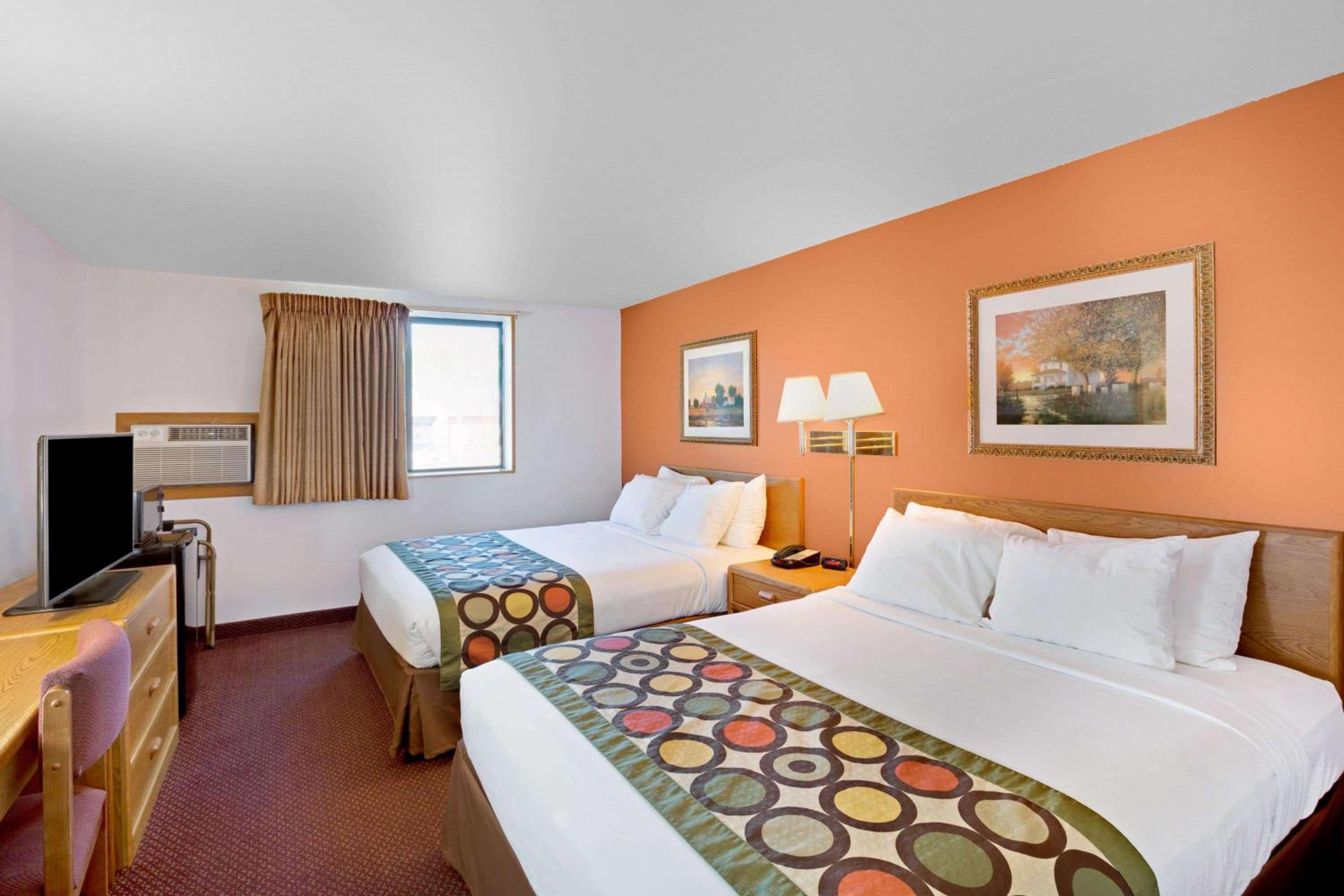 Queen Room with Two Queen Beds - Non-Smoking - Photo 1