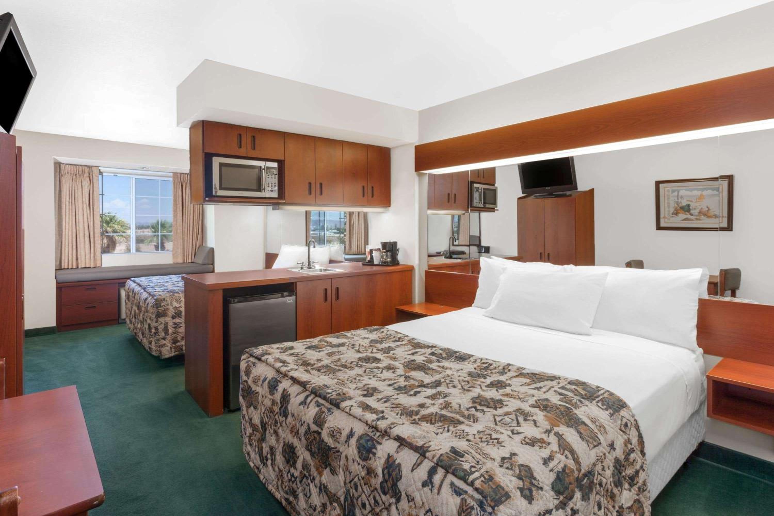 Studio Suite with Two Double Beds - Non-Smoking - Photo 4