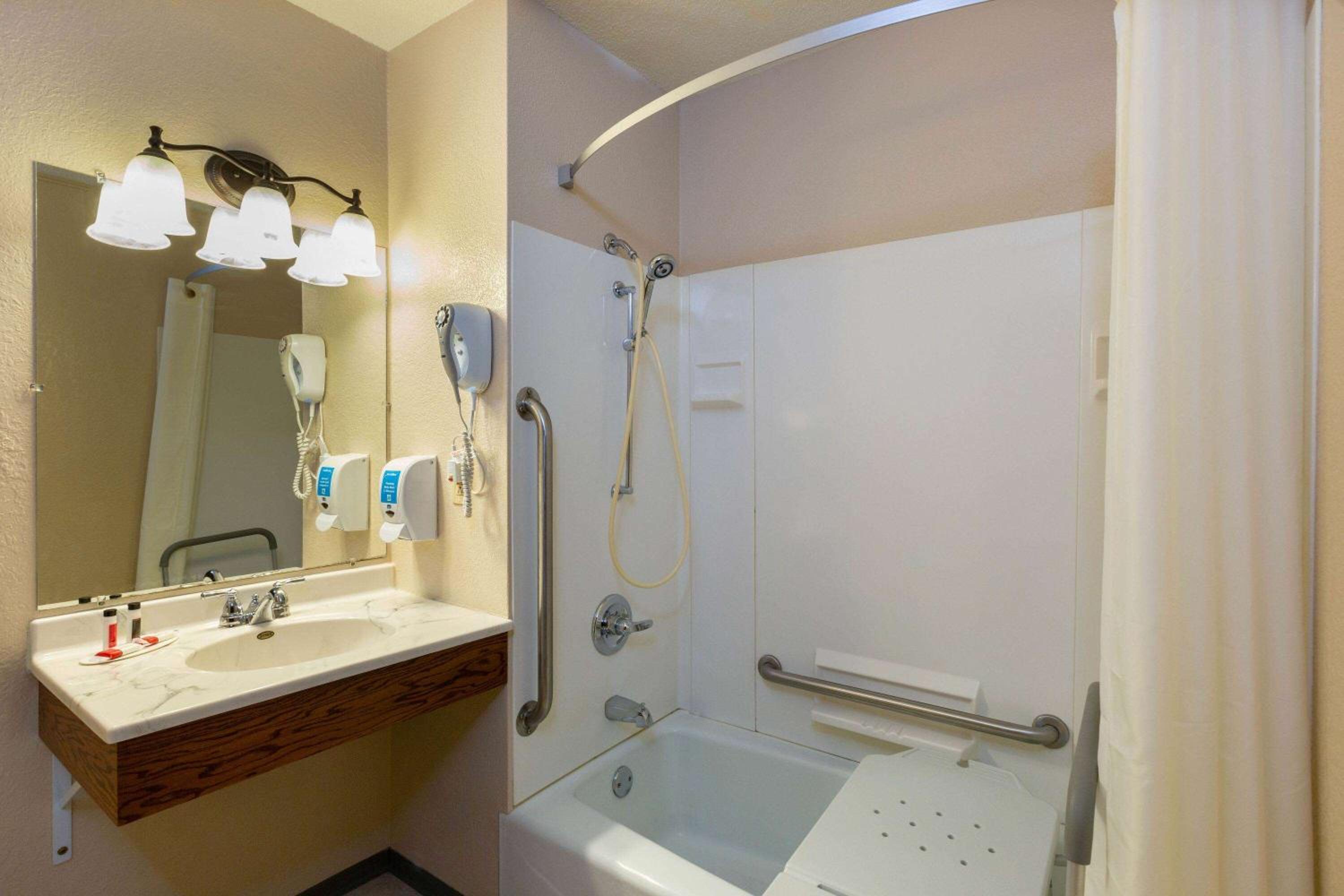 Queen Room - Mobility Access/Non-Smoking