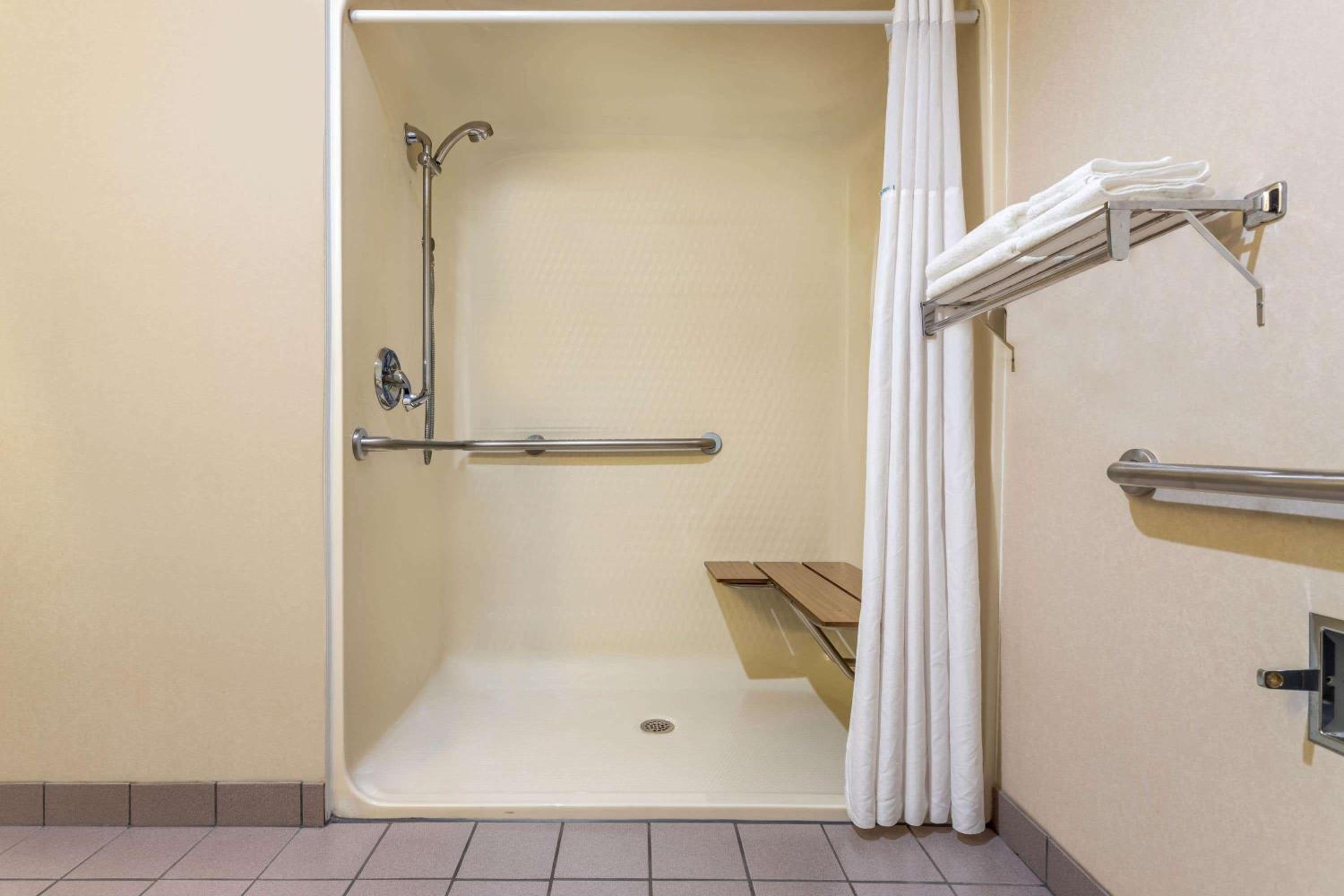Double Room with Interior Entrance- Mobility Accessible/ Non-Smoking - Photo 3
