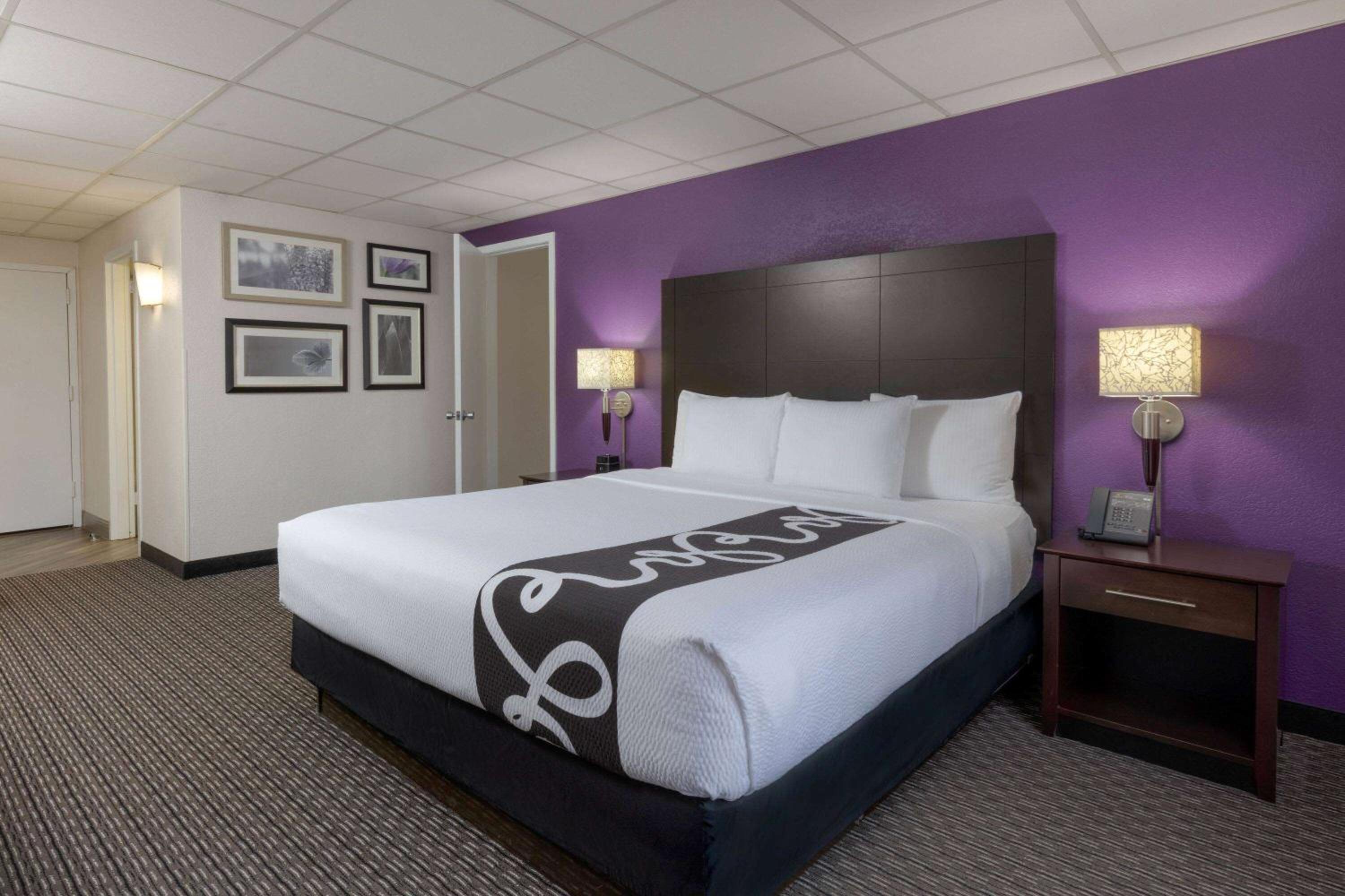 One-Bedroom Deluxe Family Suite - Non-Smoking - Photo 6