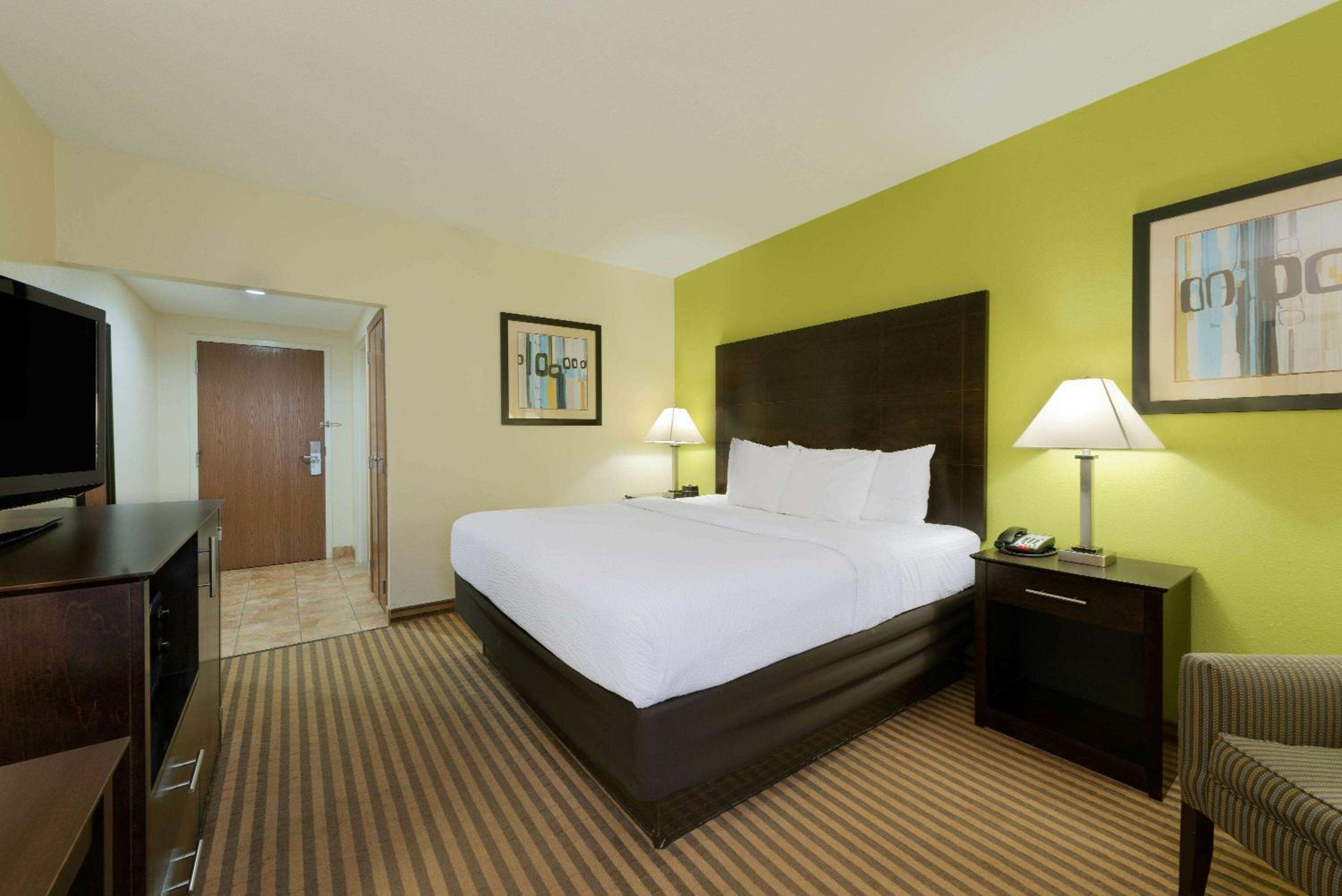 King Room - Non-Smoking - Photo 3