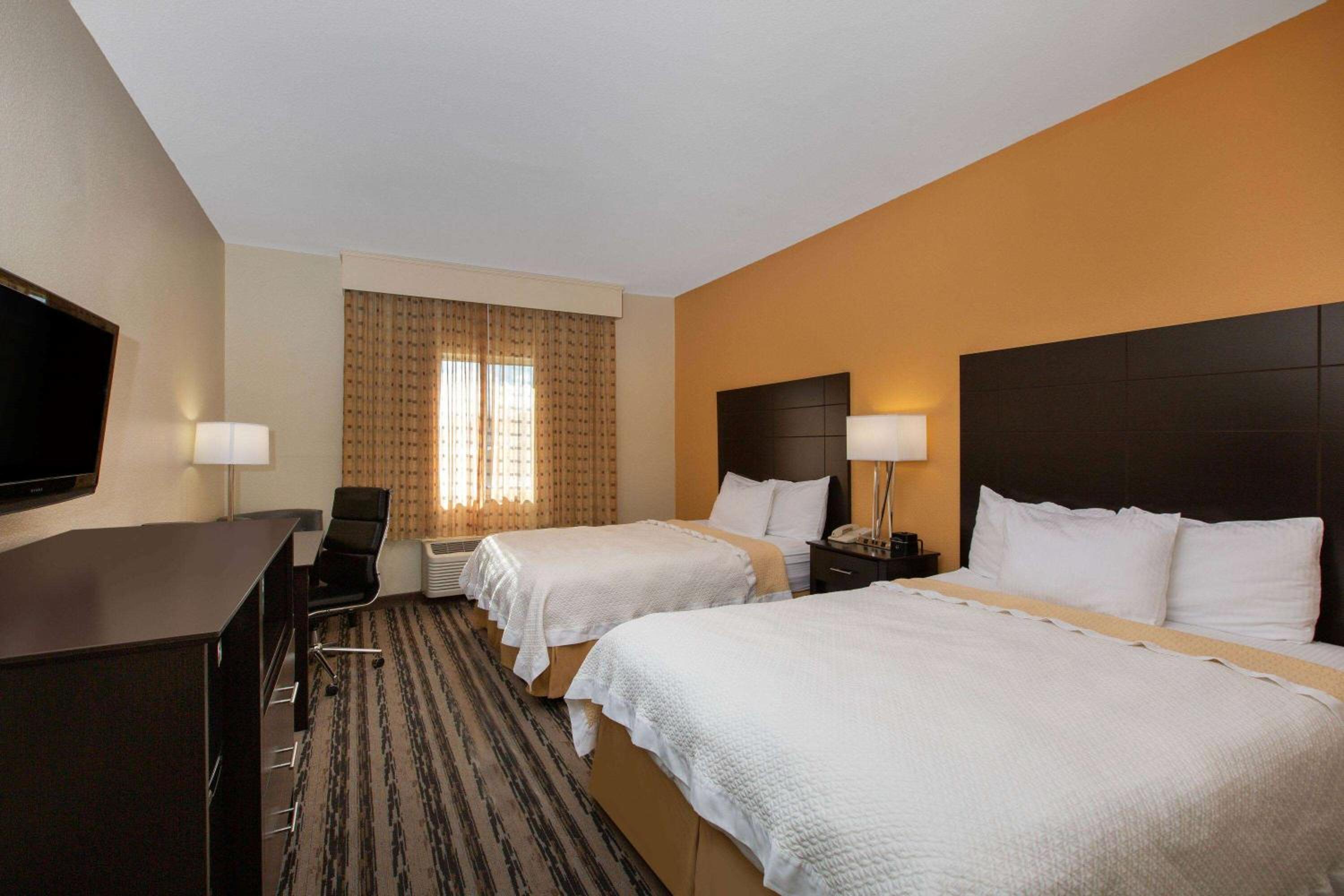 Deluxe Queen Room with Two Queen Beds - Photo 4