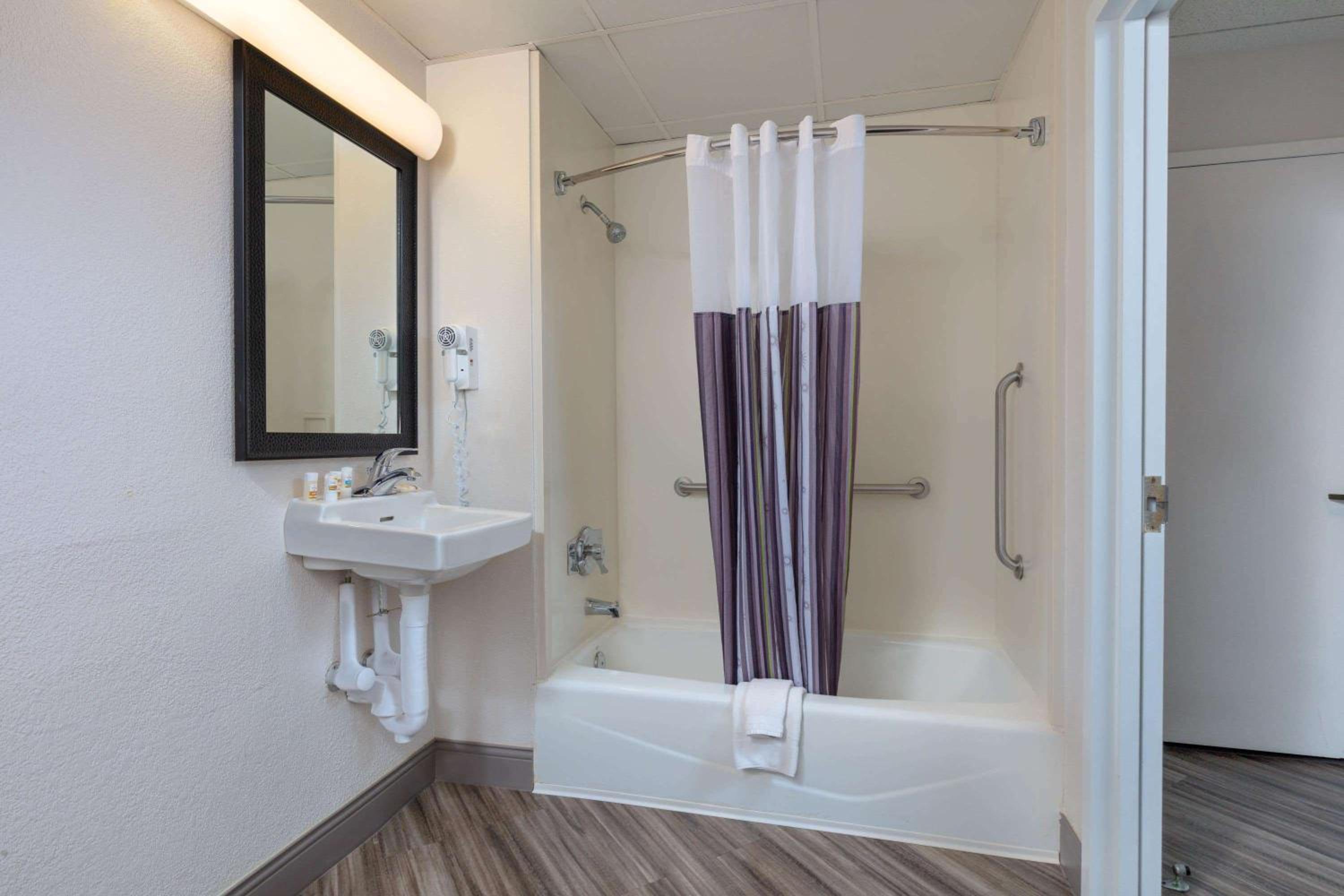 King Room with Bath Tub - Mobility Accessible/Non-Smoking - Photo 6