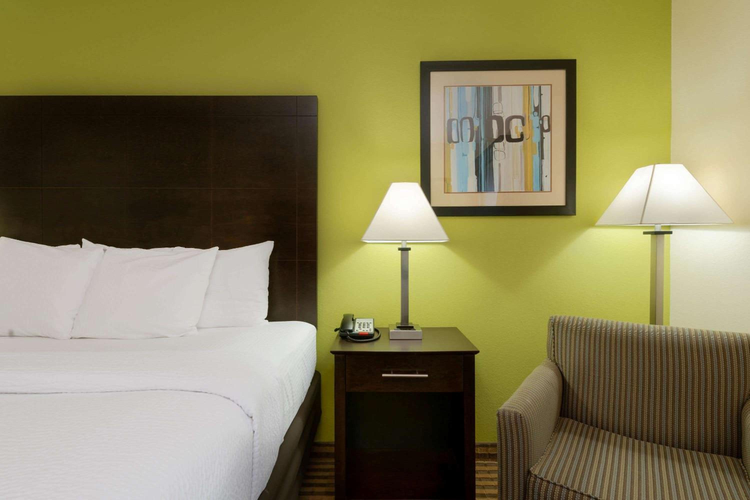 Queen Room with Two Queen Beds - Photo 3