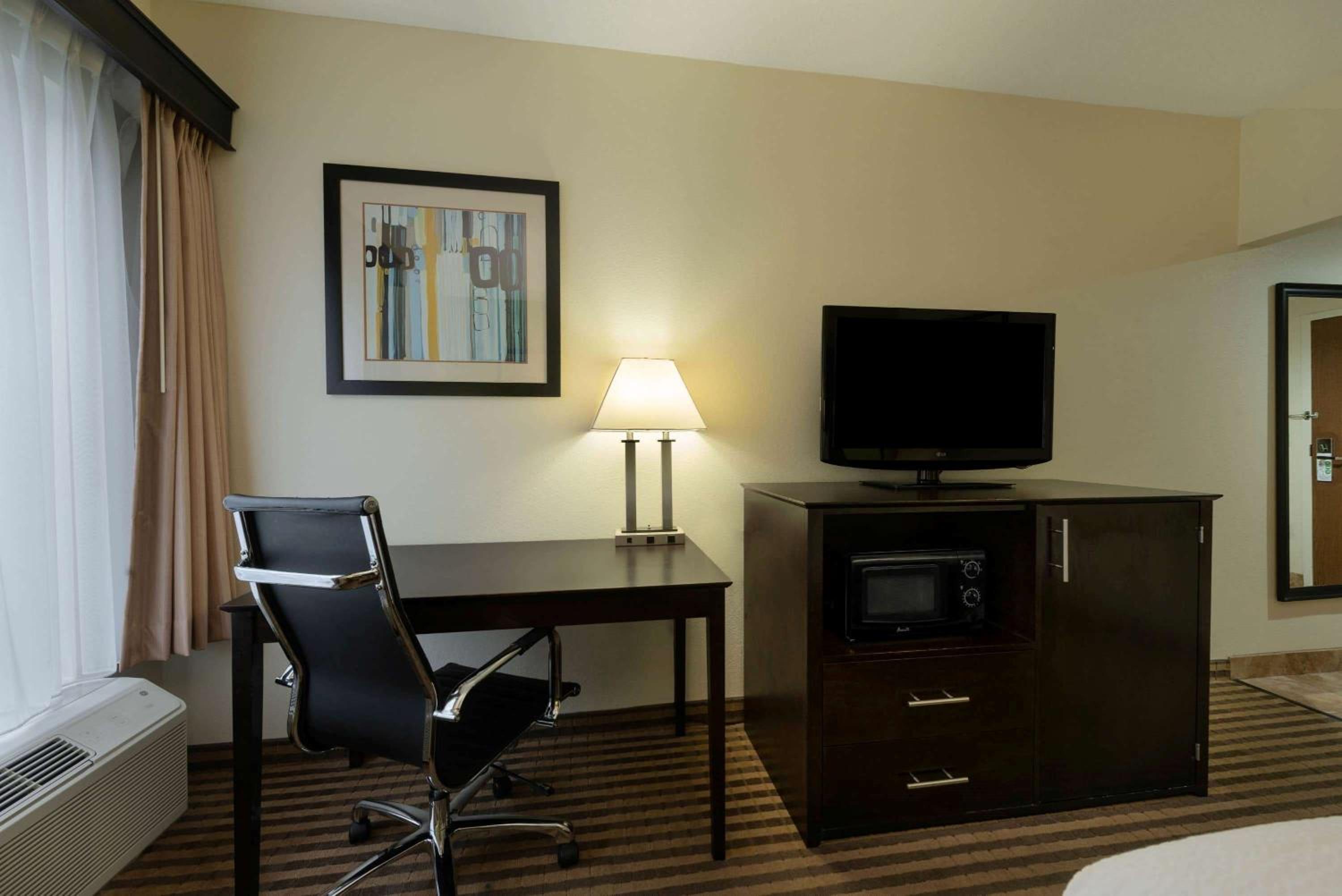 Queen Room with Two Queen Beds - Photo 4