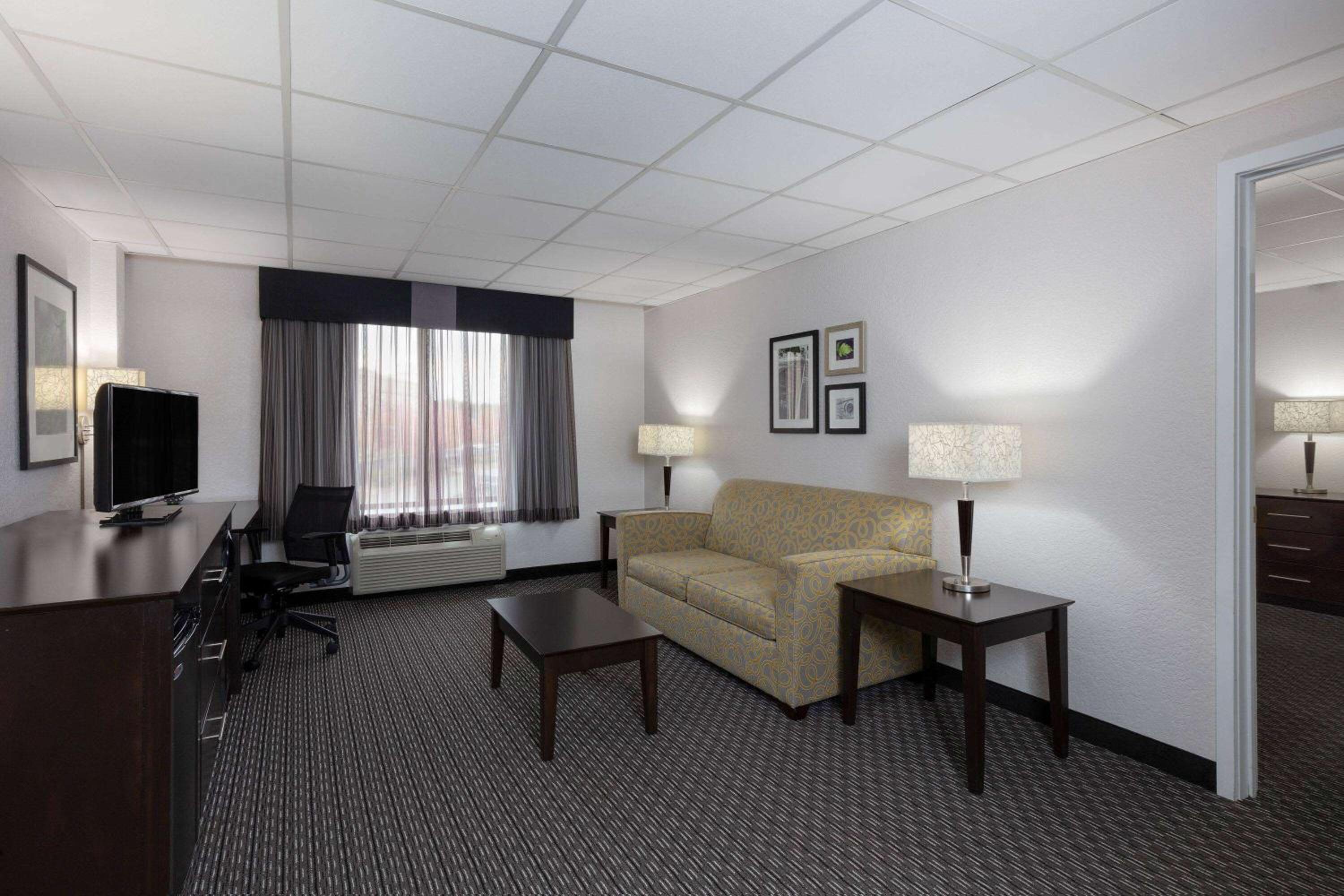 One-Bedroom Deluxe Family Suite - Non-Smoking - Photo 8