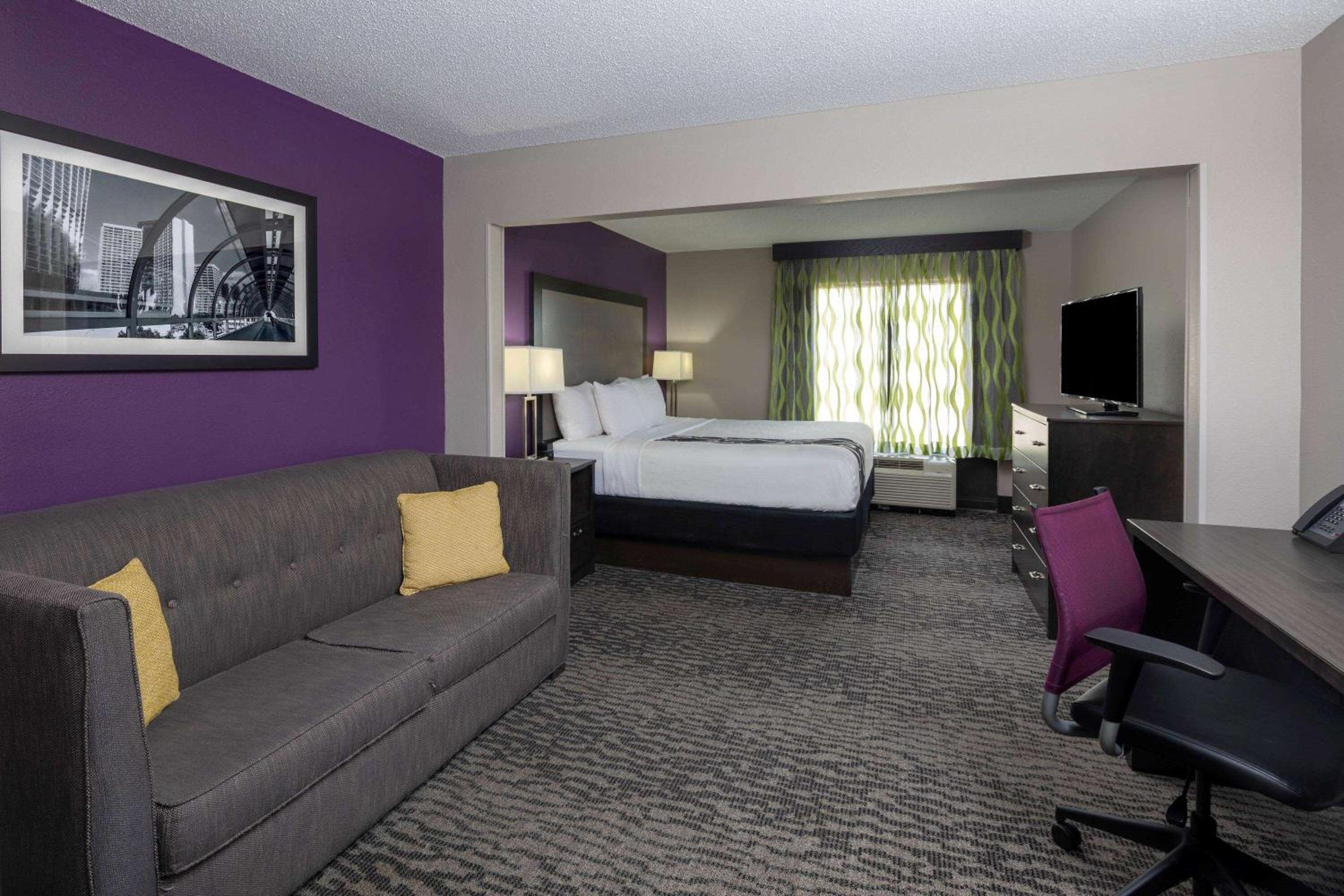 Executive King Room with Sofa Bed - Non-Smoking - Photo 2