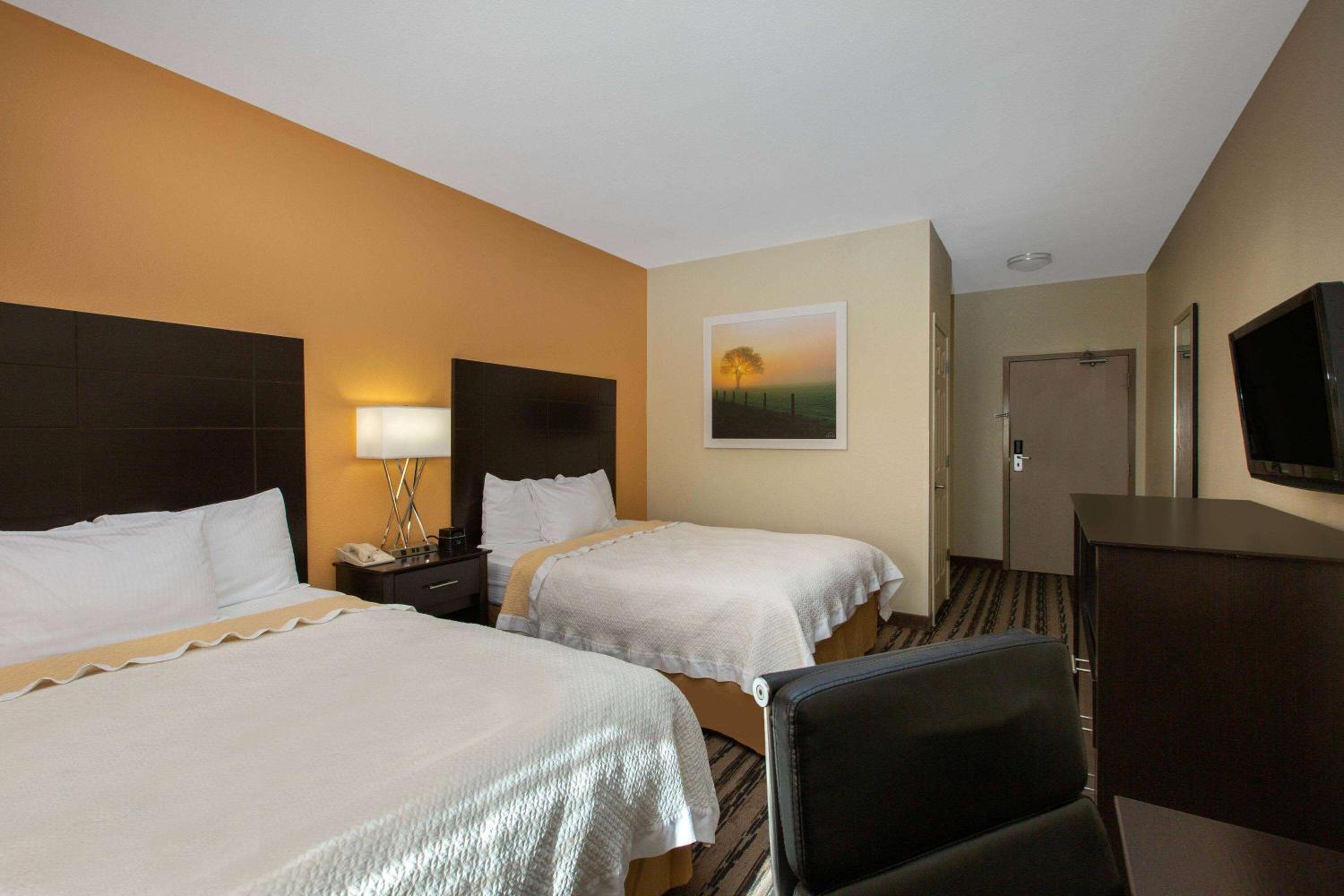 Queen Room with Two Queen Beds and Mobility/Hearing Access - Non-Smoking - Photo 2