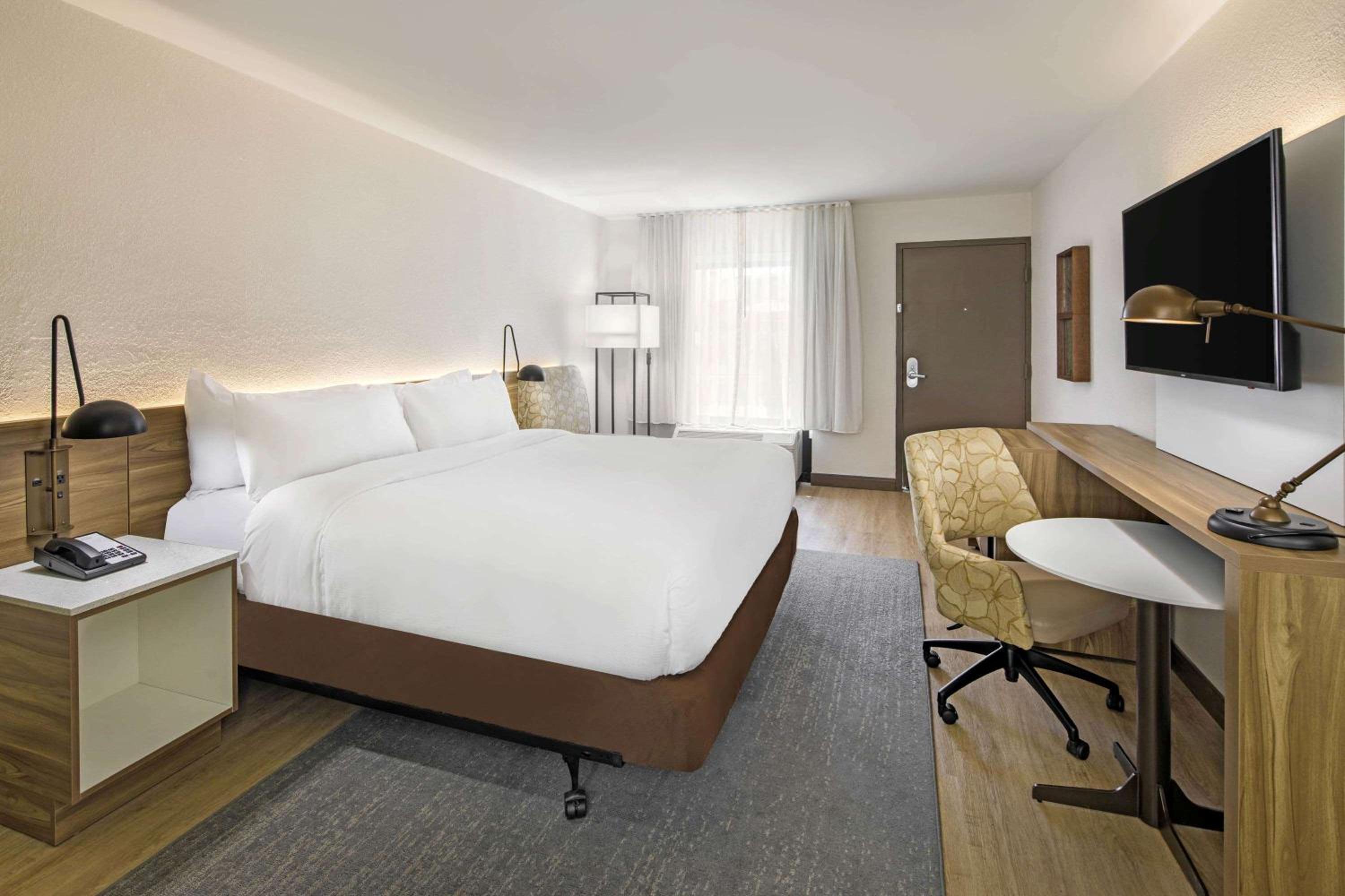 1 King Bed, Non-Smoking. - Photo 3