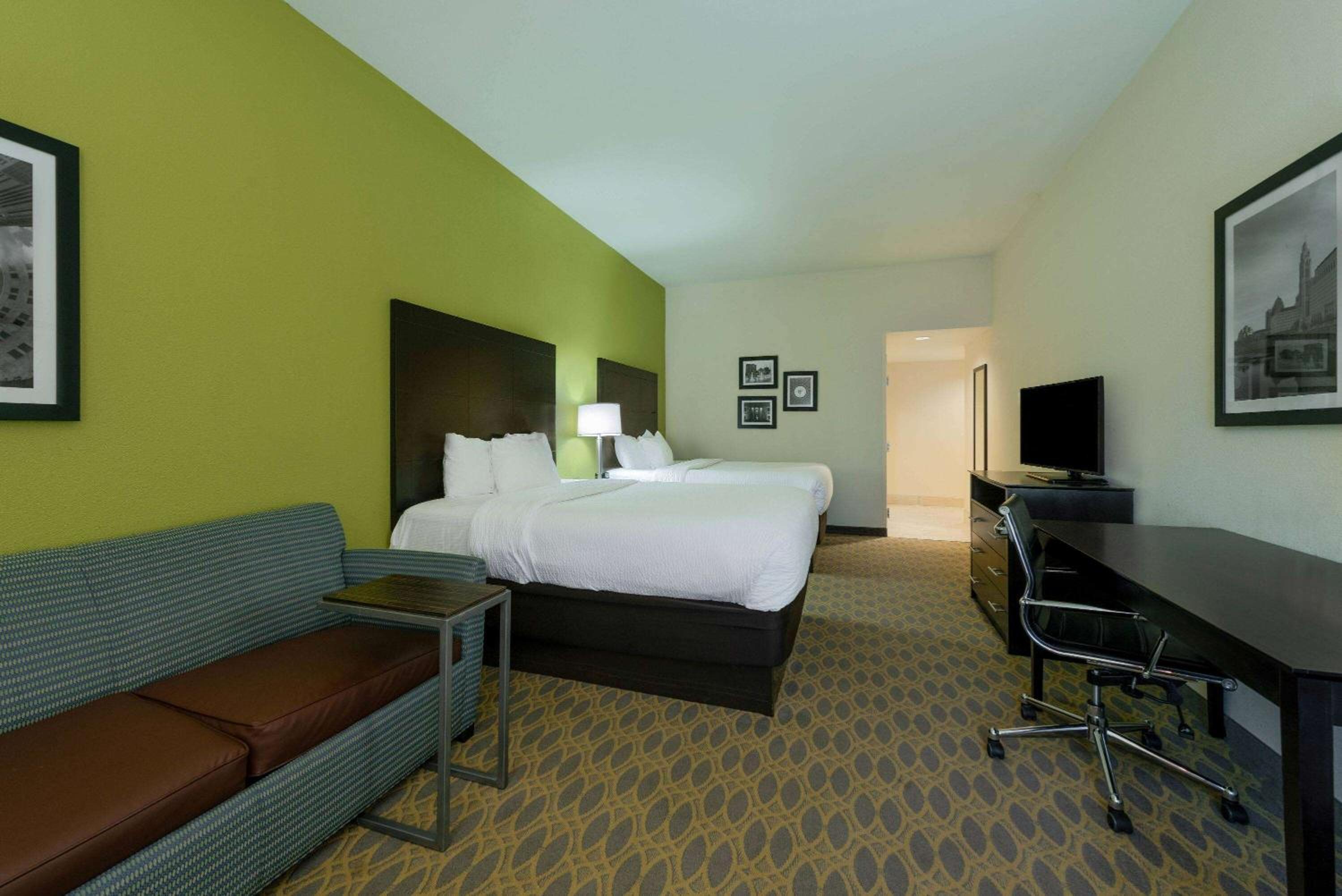 Deluxe Queen Room with Two Queen Beds- Non Smoking  - Photo 5