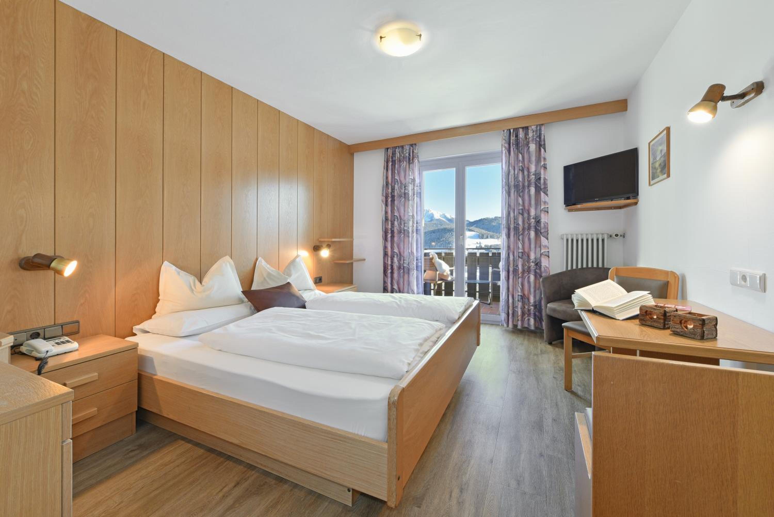 Double Room with Balcony and Mountain View