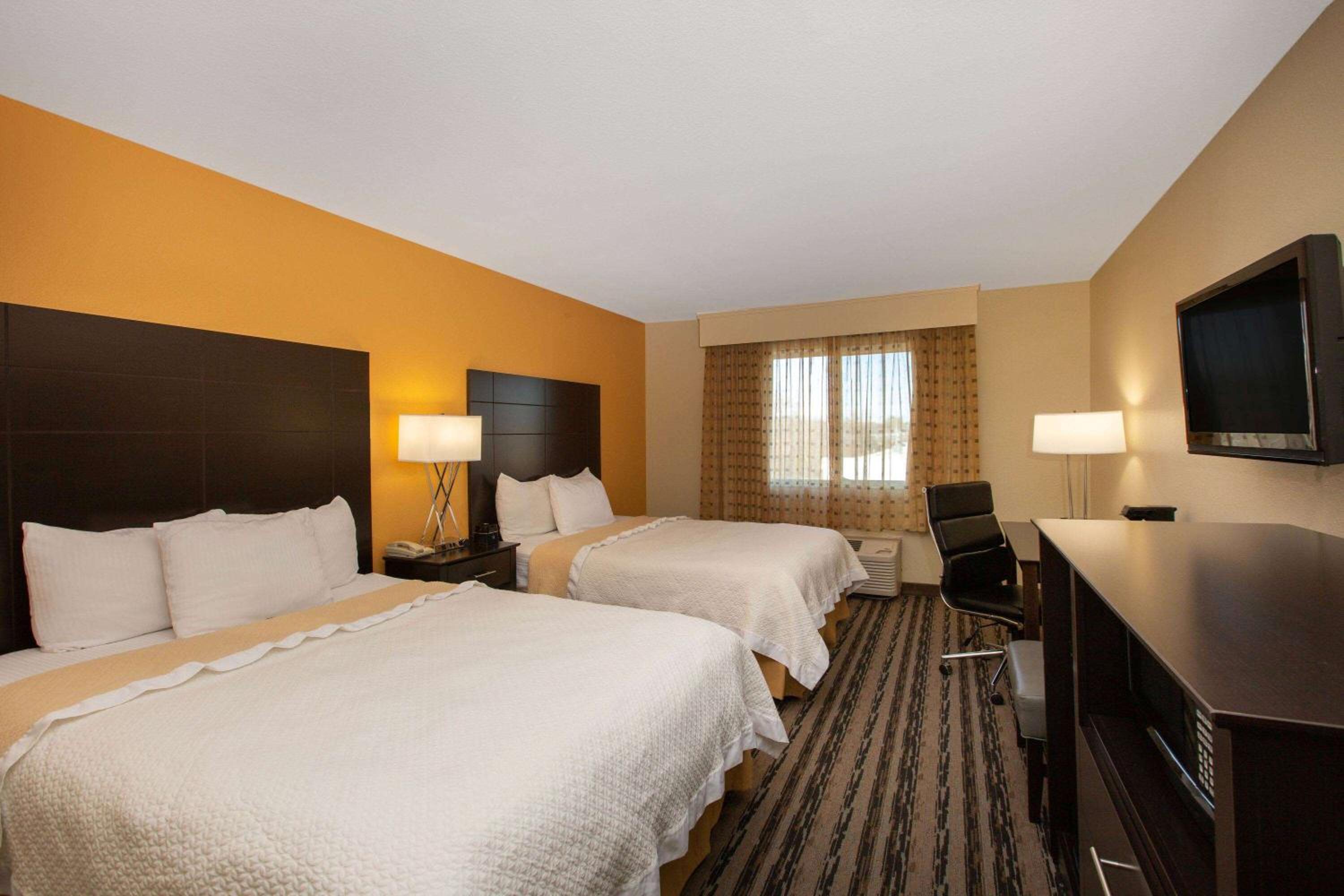 Queen Room with Two Queen Beds - Photo 3