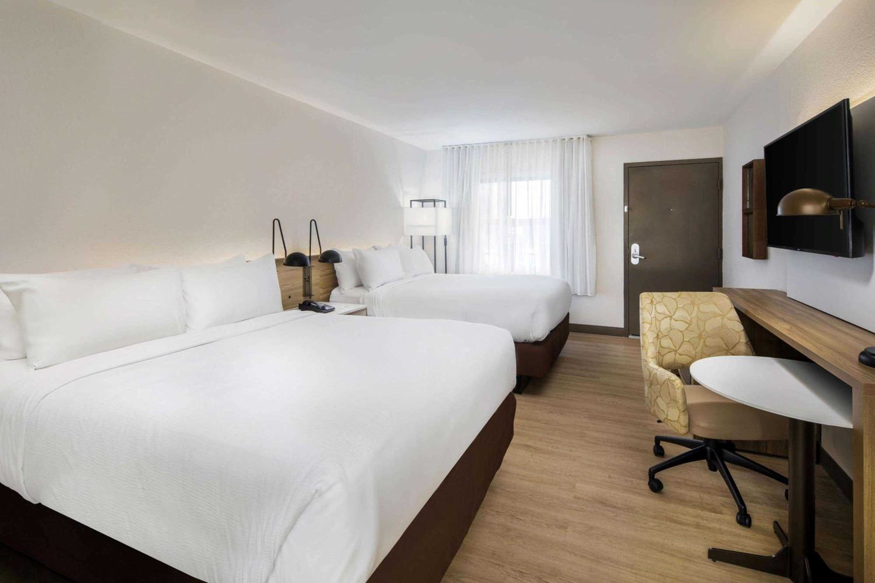 Queen Room with Two Queen Beds - Non-Smoking - Photo 1