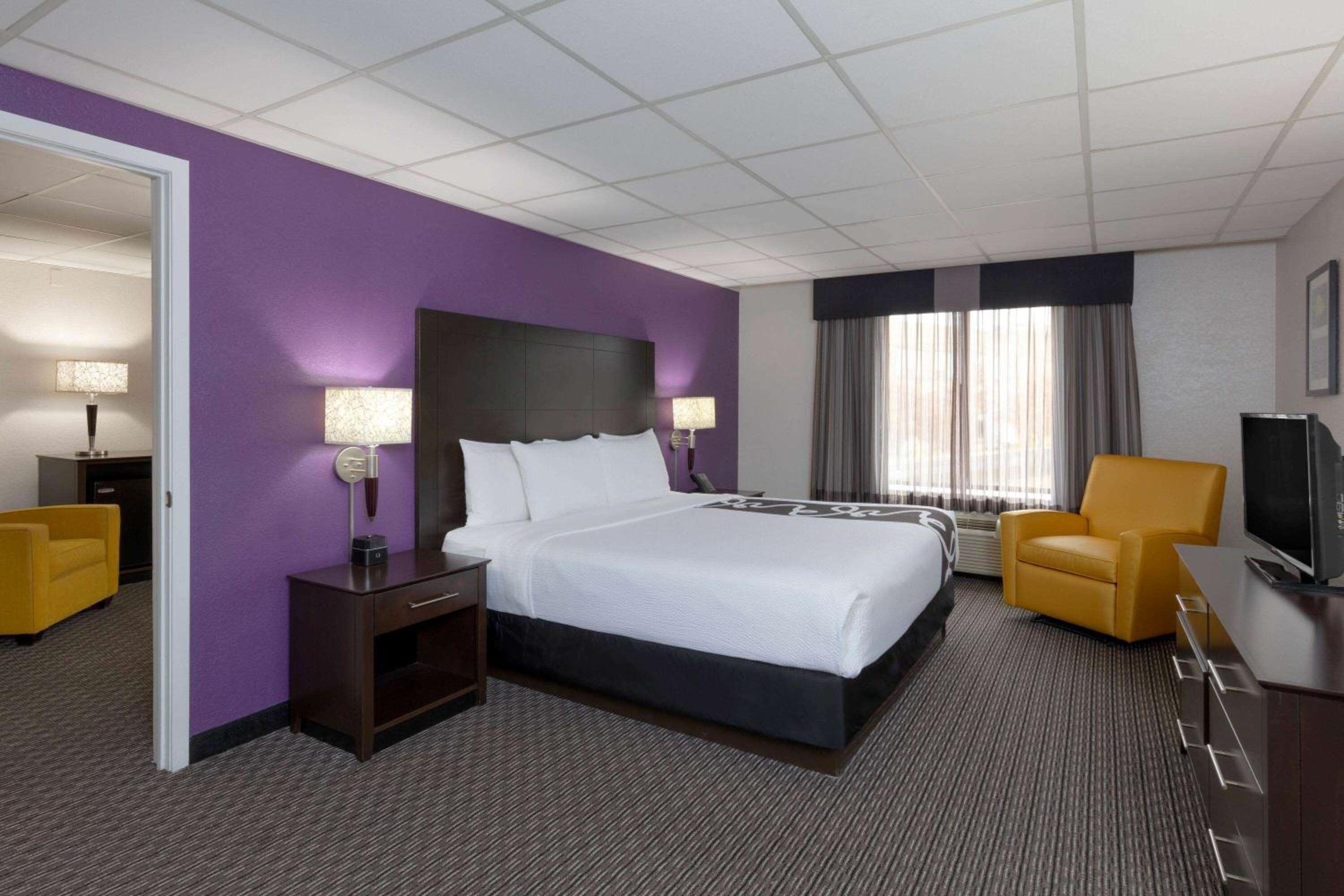 One-Bedroom Deluxe Family Suite - Non-Smoking - Photo 9