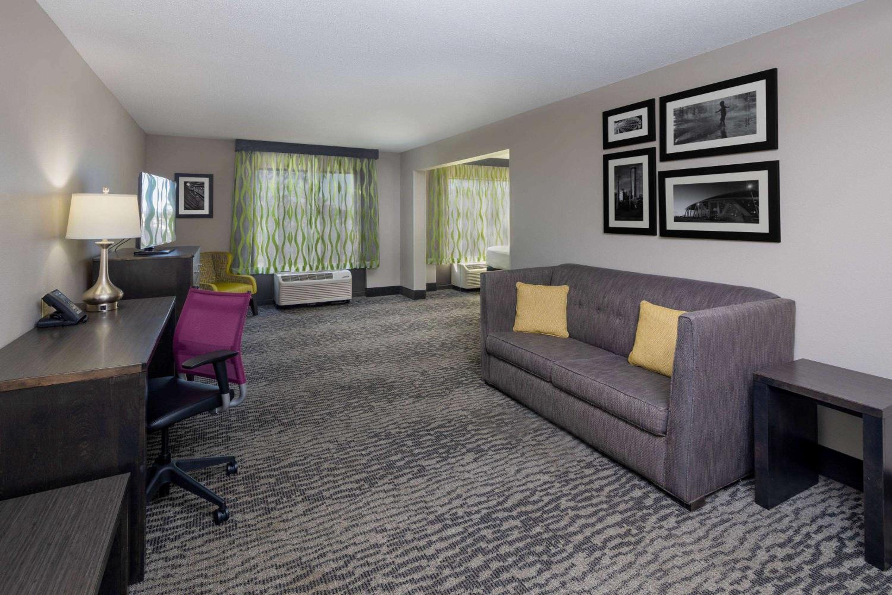 King Studio Suite - Non-Smoking - Photo 5