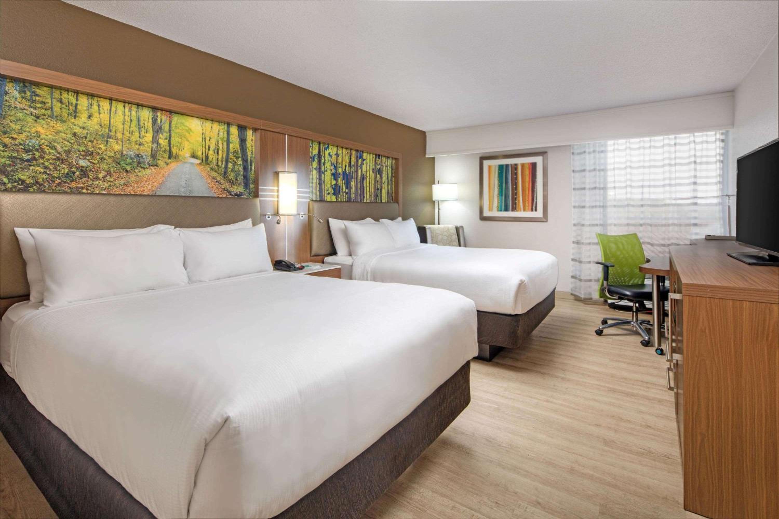 Queen Room with Two Queen Beds - Non-Smoking - Photo 2