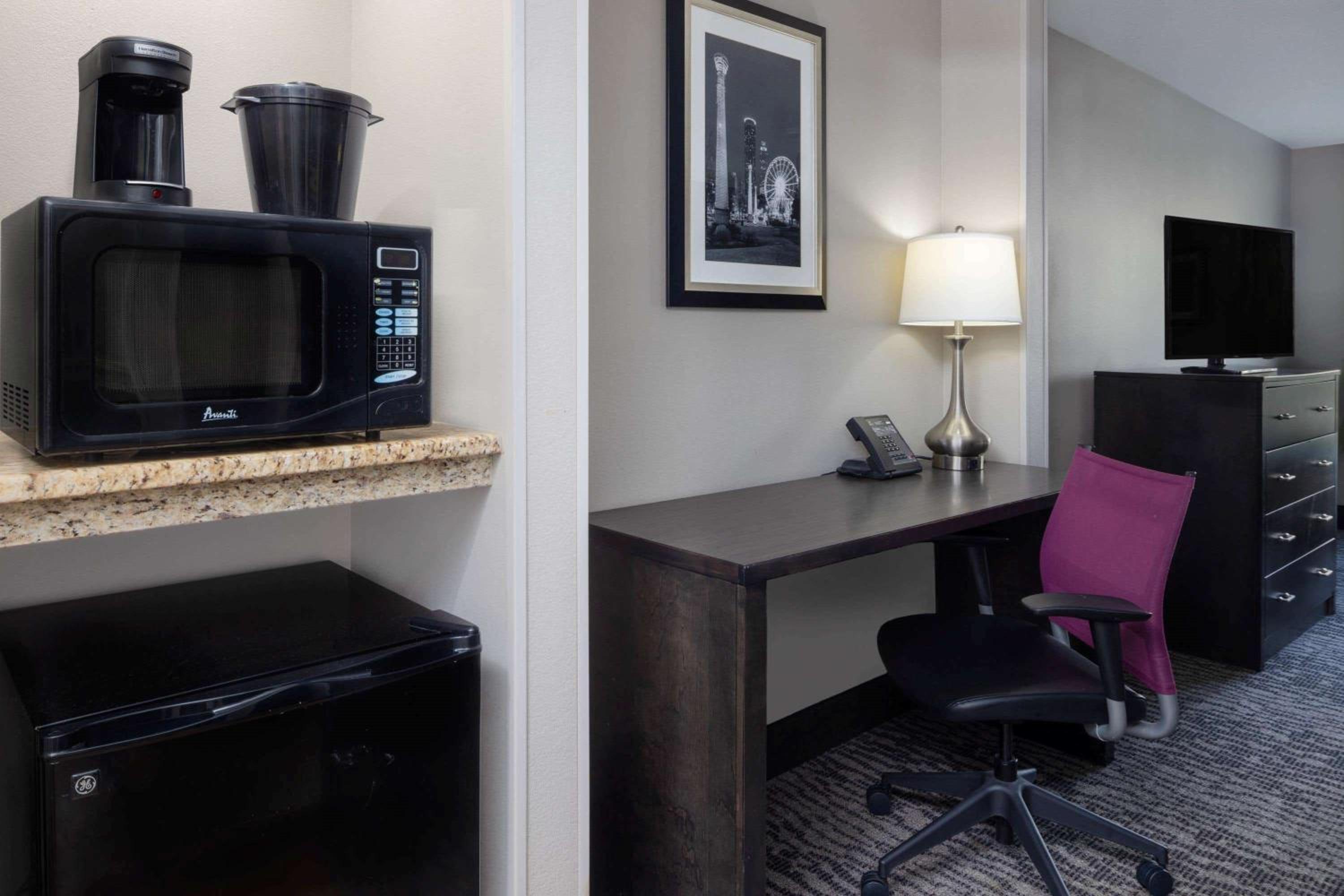 King Studio Suite - Non-Smoking - Photo 2