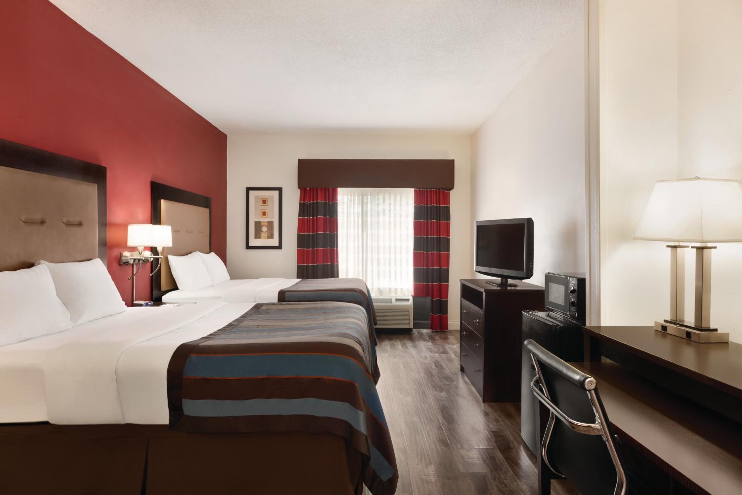 Deluxe Queen Room with Two Queen Beds - Non-Smoking photo 3
