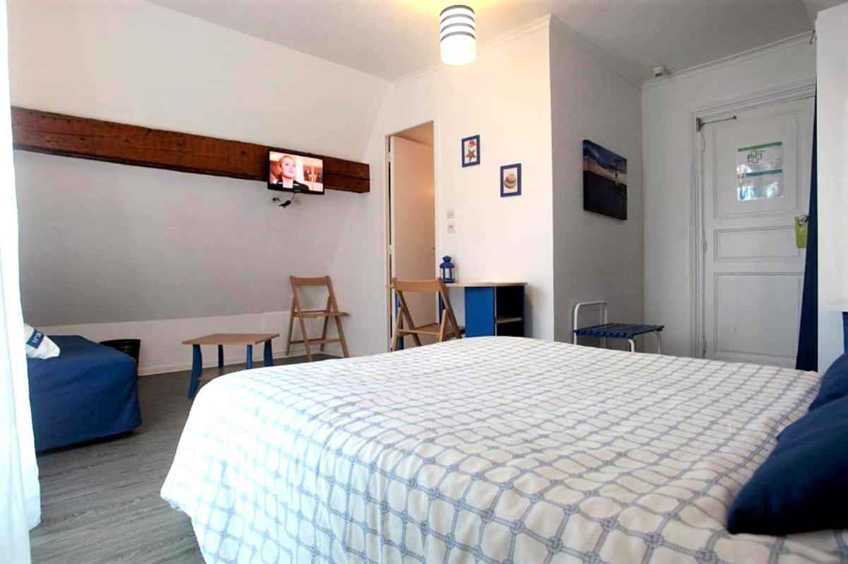 Quadruple Room with Sea View - Photo 5