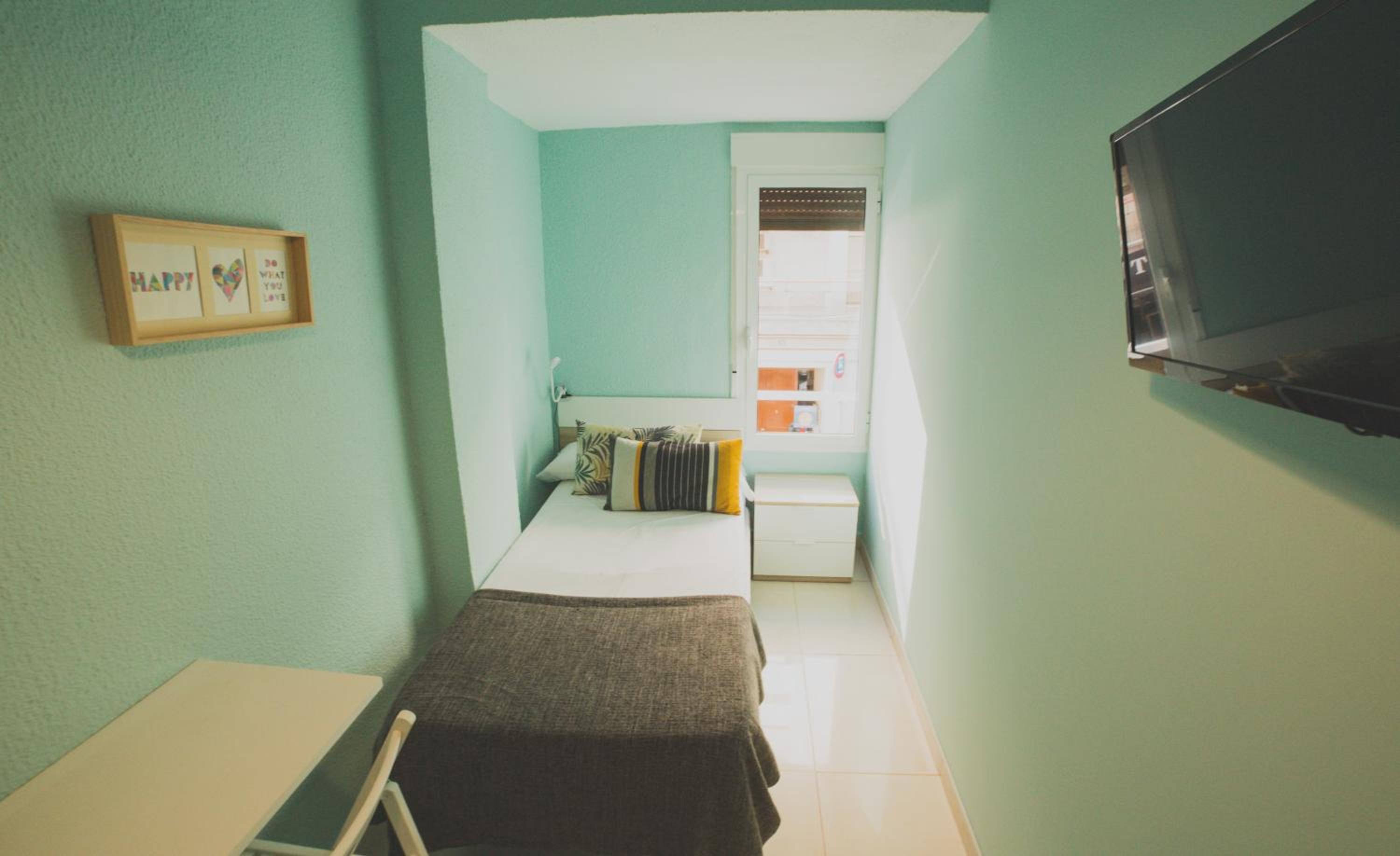Habitación Individual con Baño y Aseo Compartidos