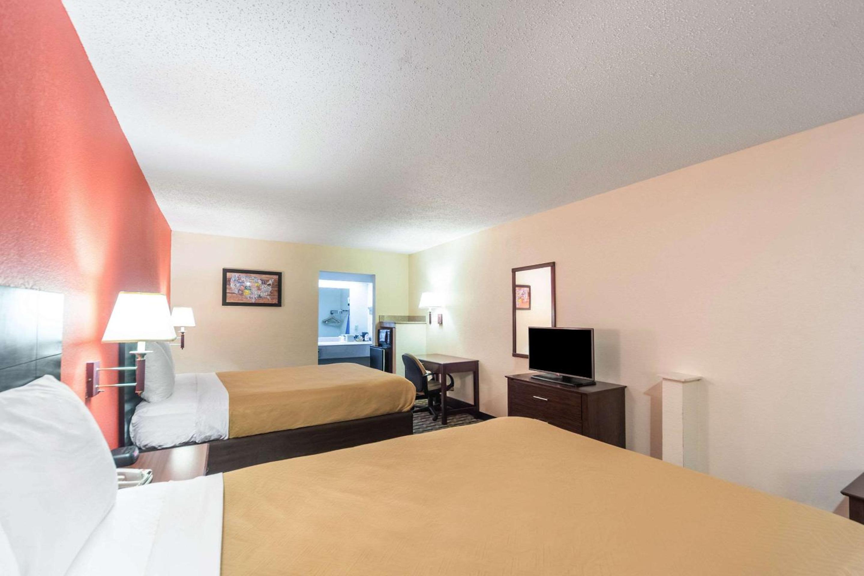 Double Room with Two Double Beds - Smoking photo 1