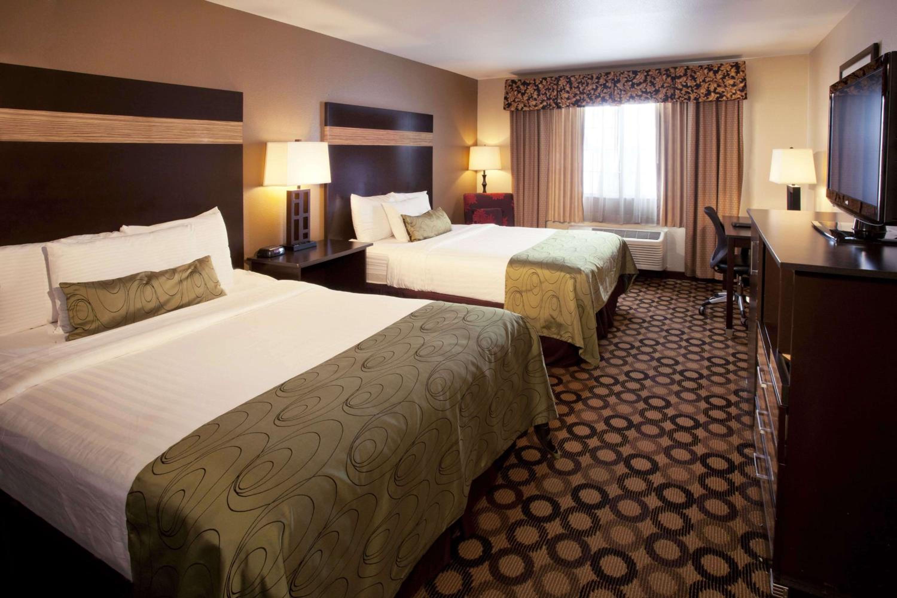 Queen Room With Two Queen Beds - Photo 1