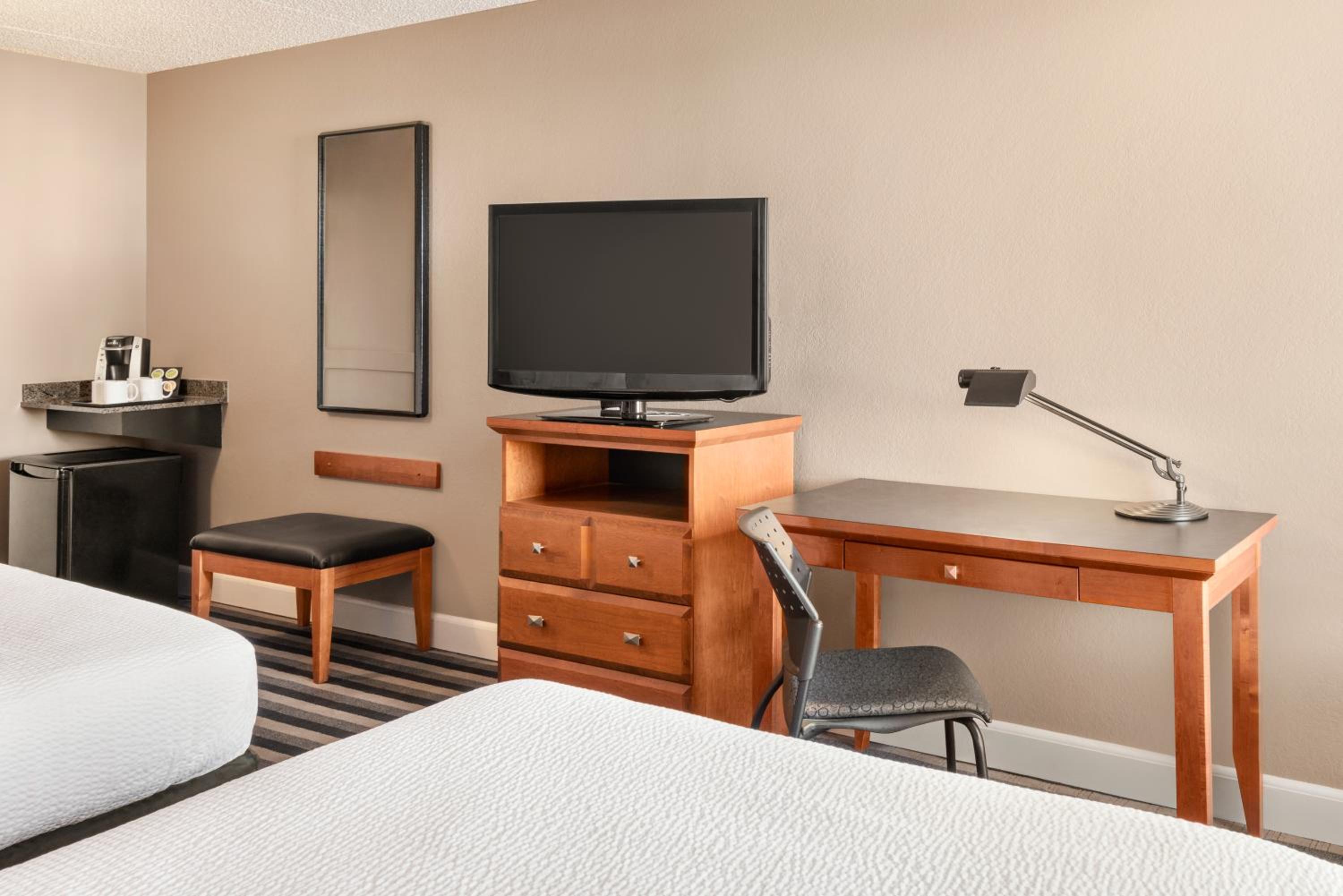 Queen Room with Two Queen Beds - Non-Smoking - Photo 7