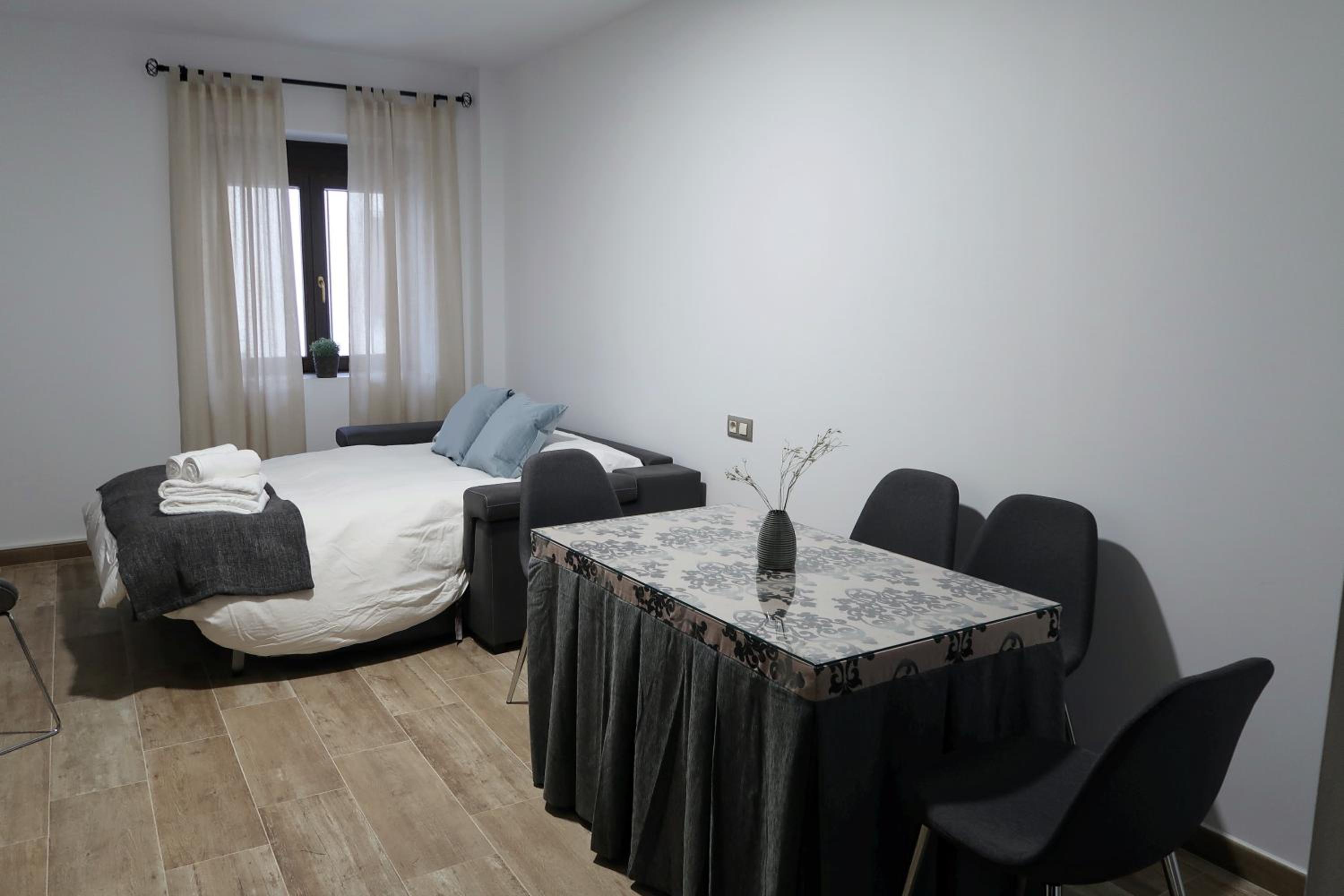 Three-Bedroom Apartment with Mountain View photo 2