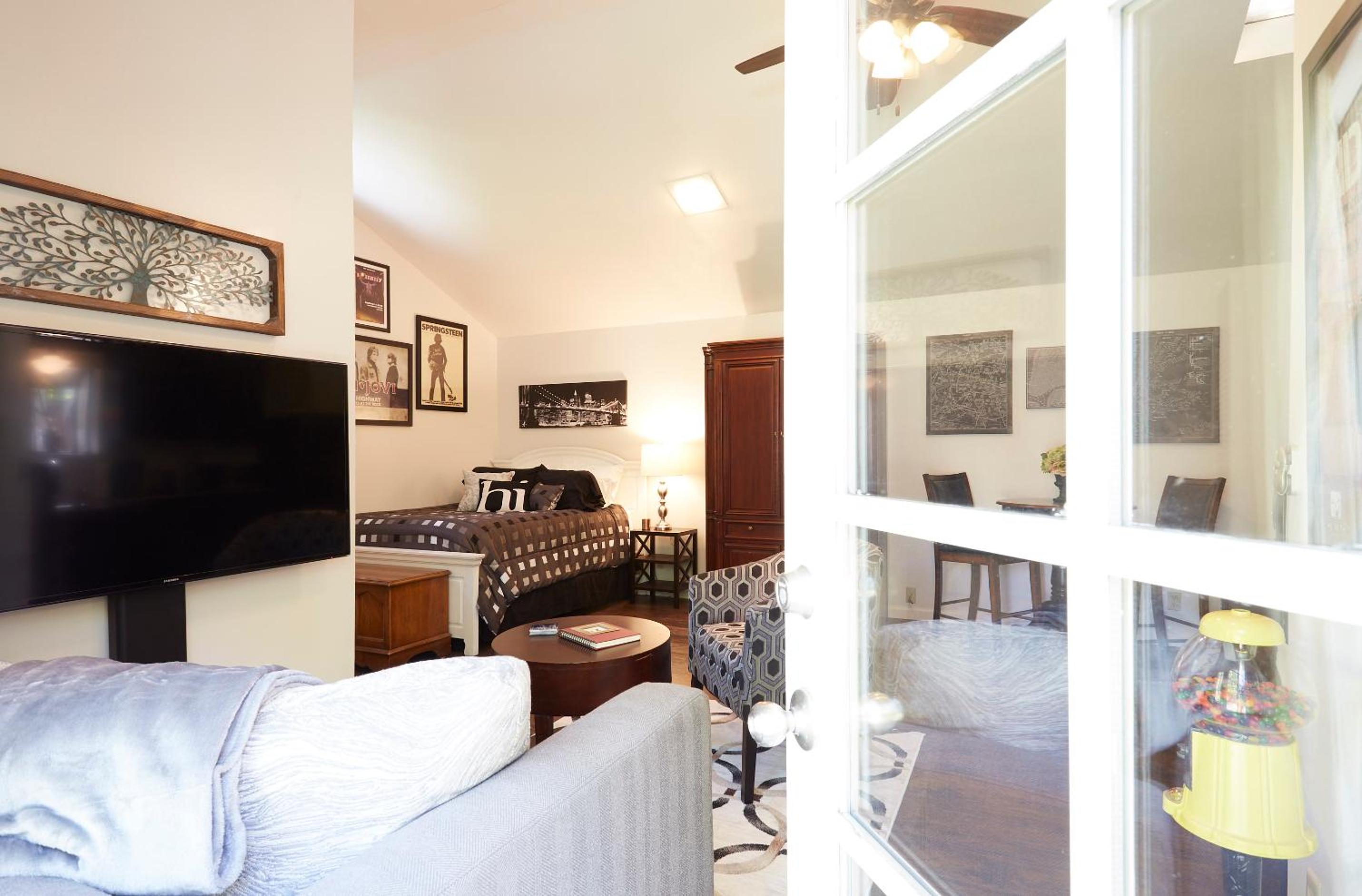 Queen Room with Two Queen Beds photo 1