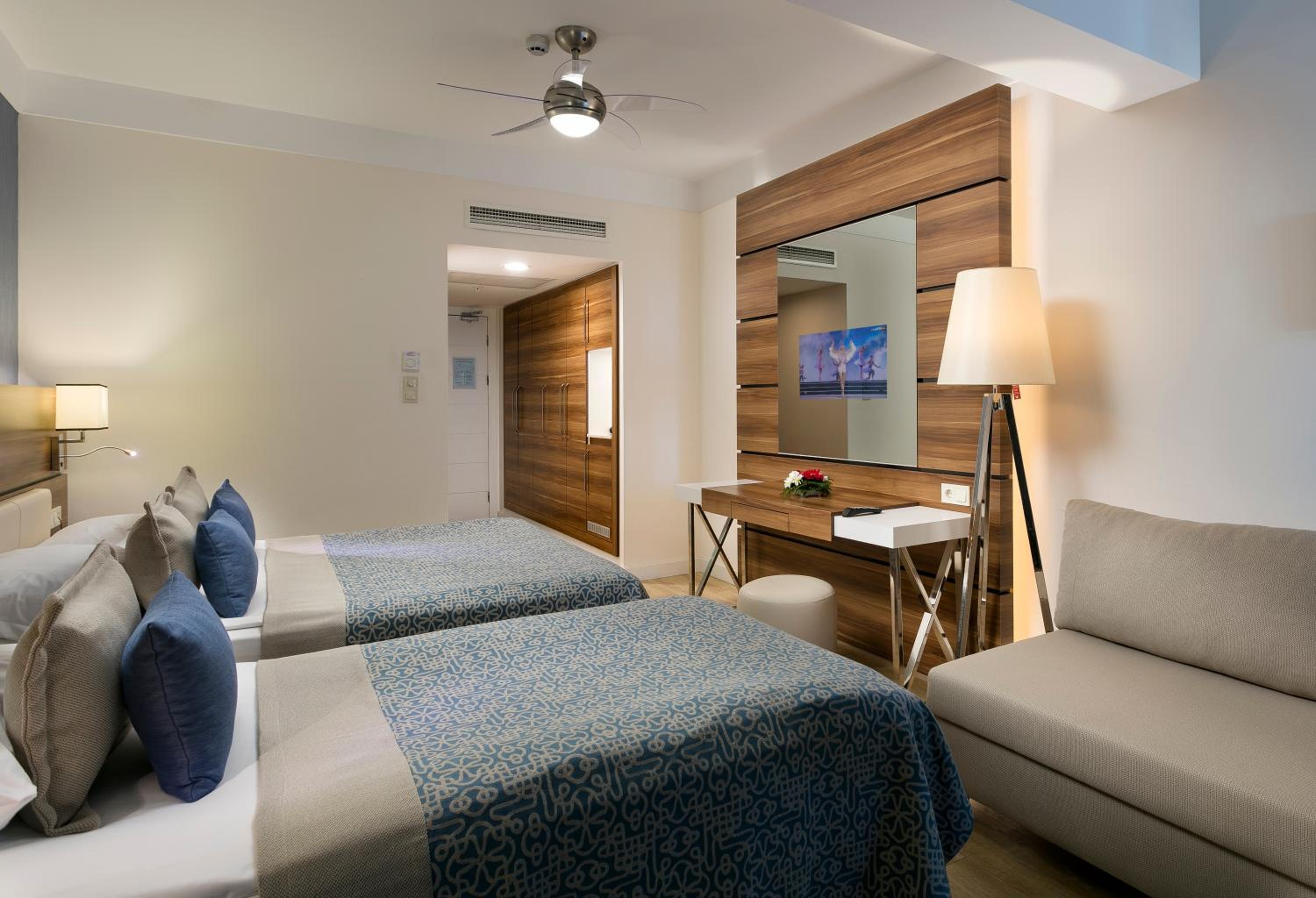 Deluxe Room (2 Adults 2 Children)