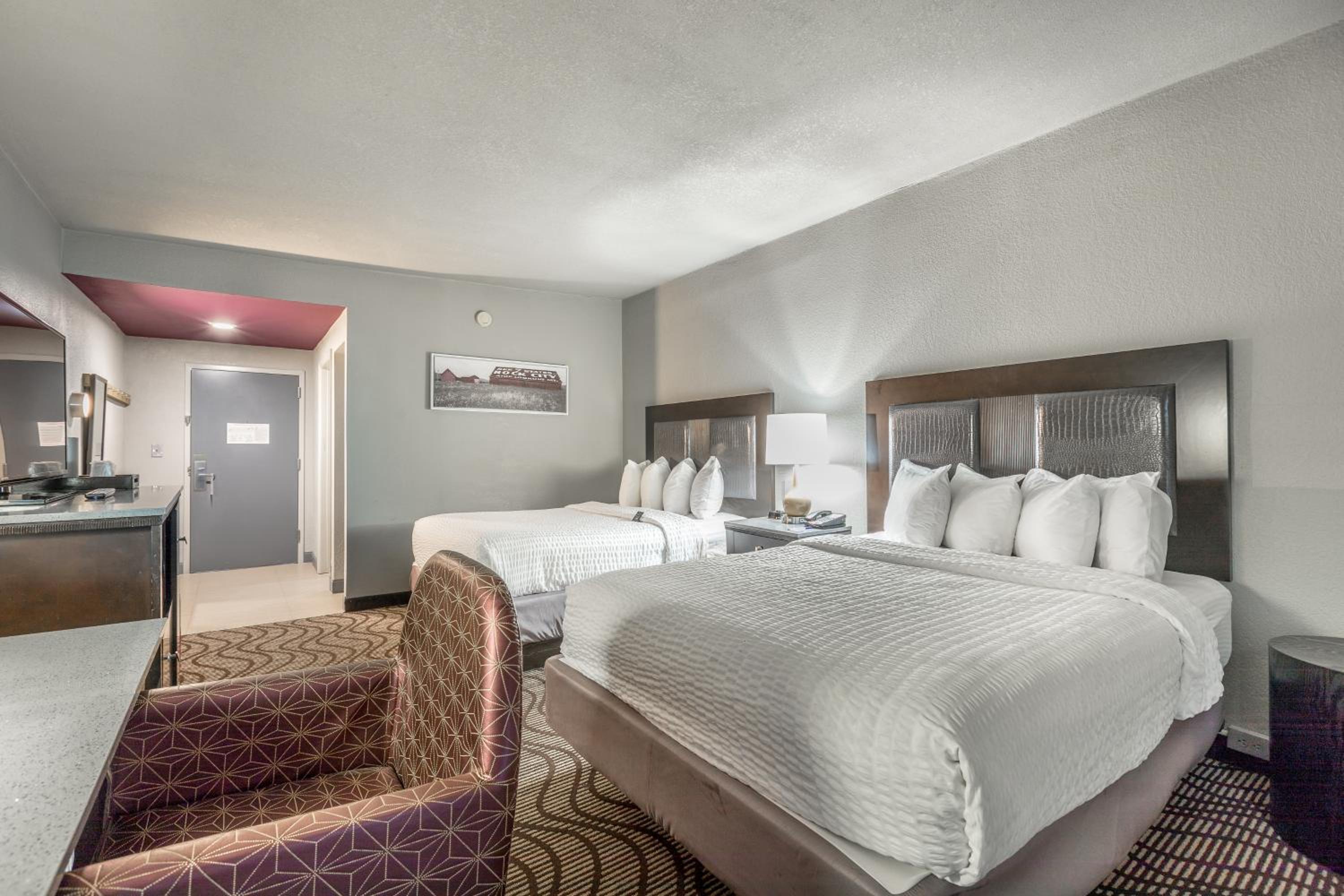 Queen Room With Two Queen Beds - Non-Smoking - Photo 9