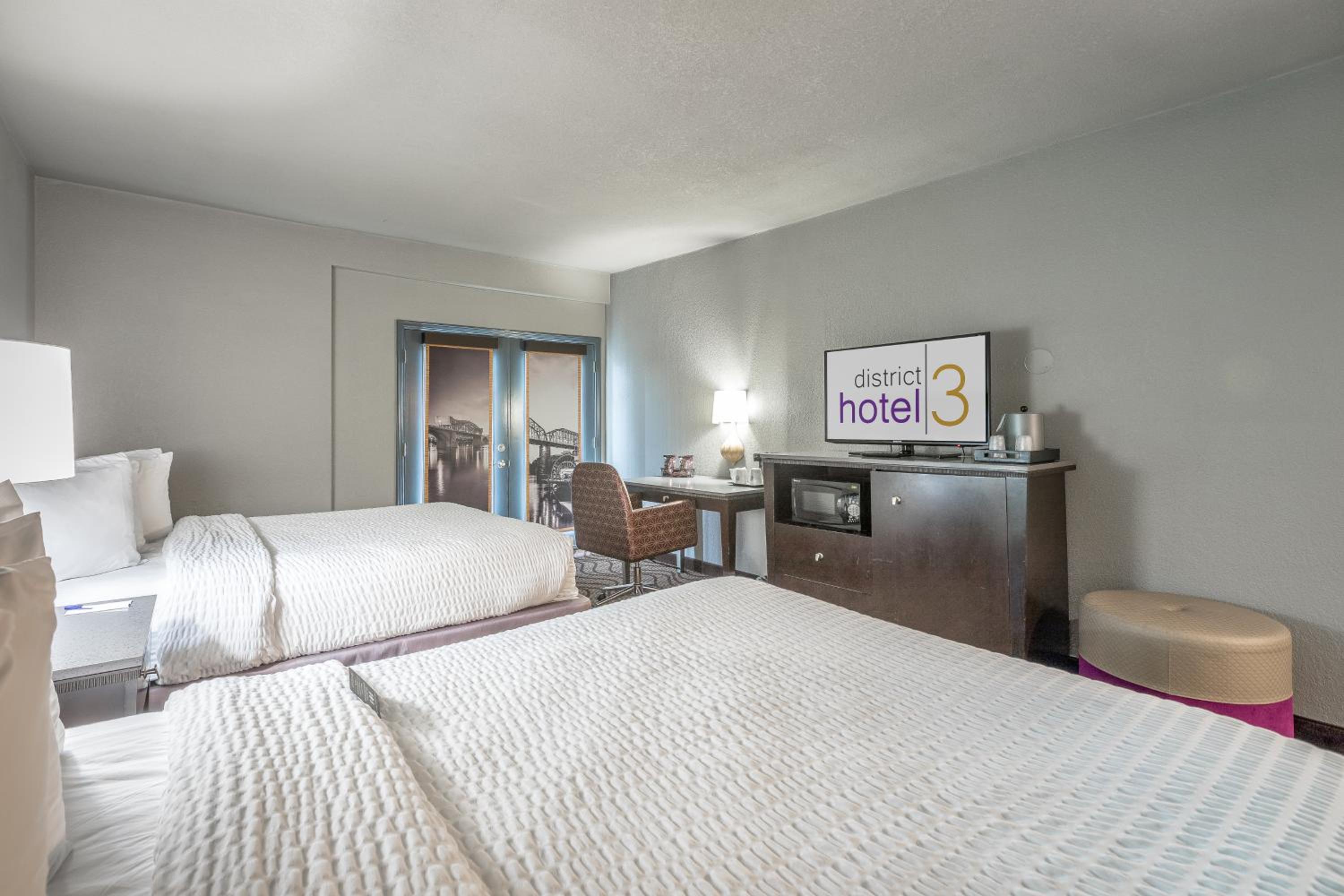 Queen Room With Two Queen Beds - Non-Smoking - Photo 3
